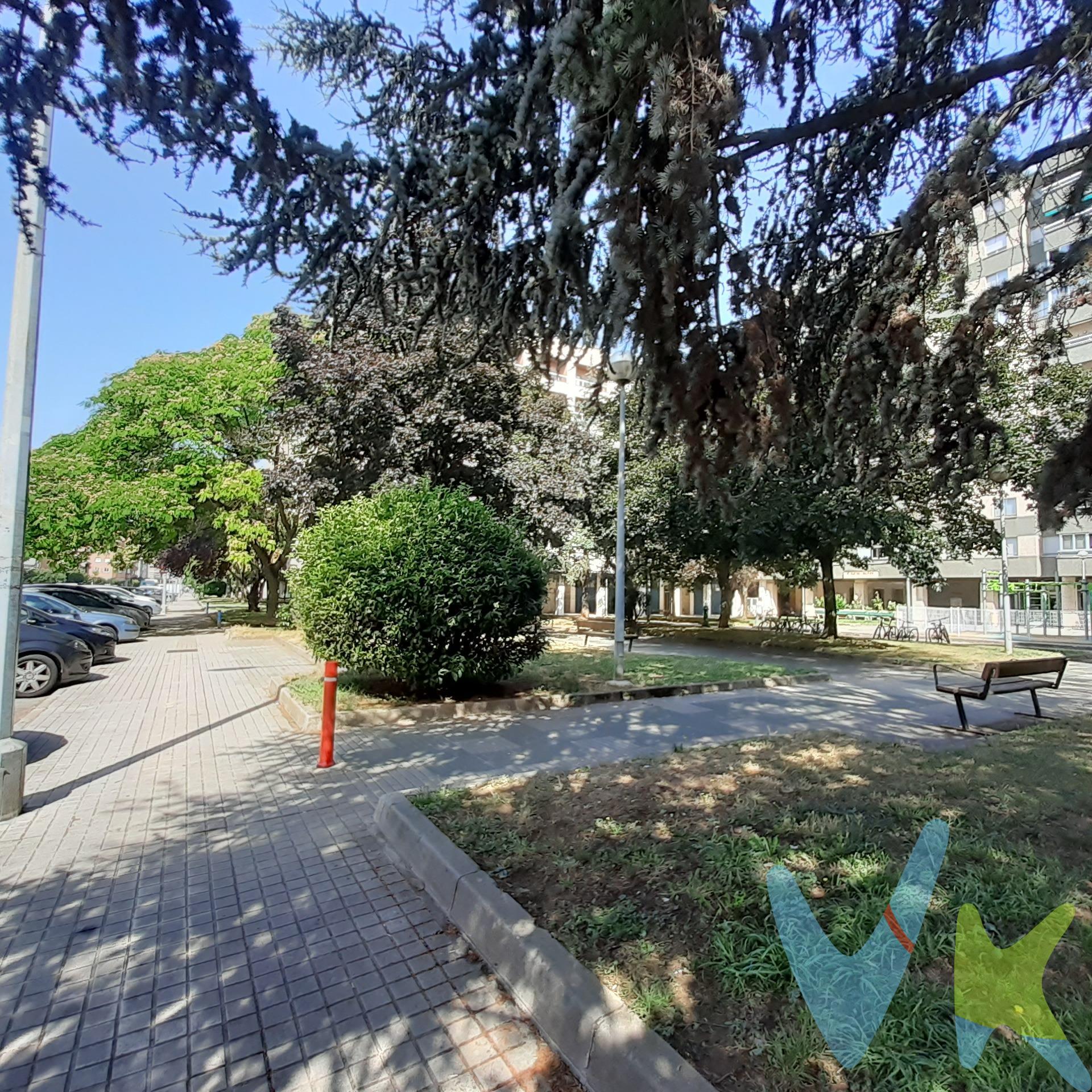 Se ofrece acogedor piso de 75 m² construidos, distribuido de forma funcional y luminosa. La vivienda cuenta con dos dormitorios, un baño completo, y un amplio salón-comedor con acceso directo a una terraza exterior, ideal para disfrutar del aire libre. La cocina está completamente amueblada y equipada, . Además, la propiedad incluye una plaza de garaje y un trastero en la misma planta de la vivienda aportando mucha comodidad en nuestro día a día. Ubicada en una zona tranquila y bien comunicada, esta vivienda es ideal tanto para residencia habitual como para inversión. 