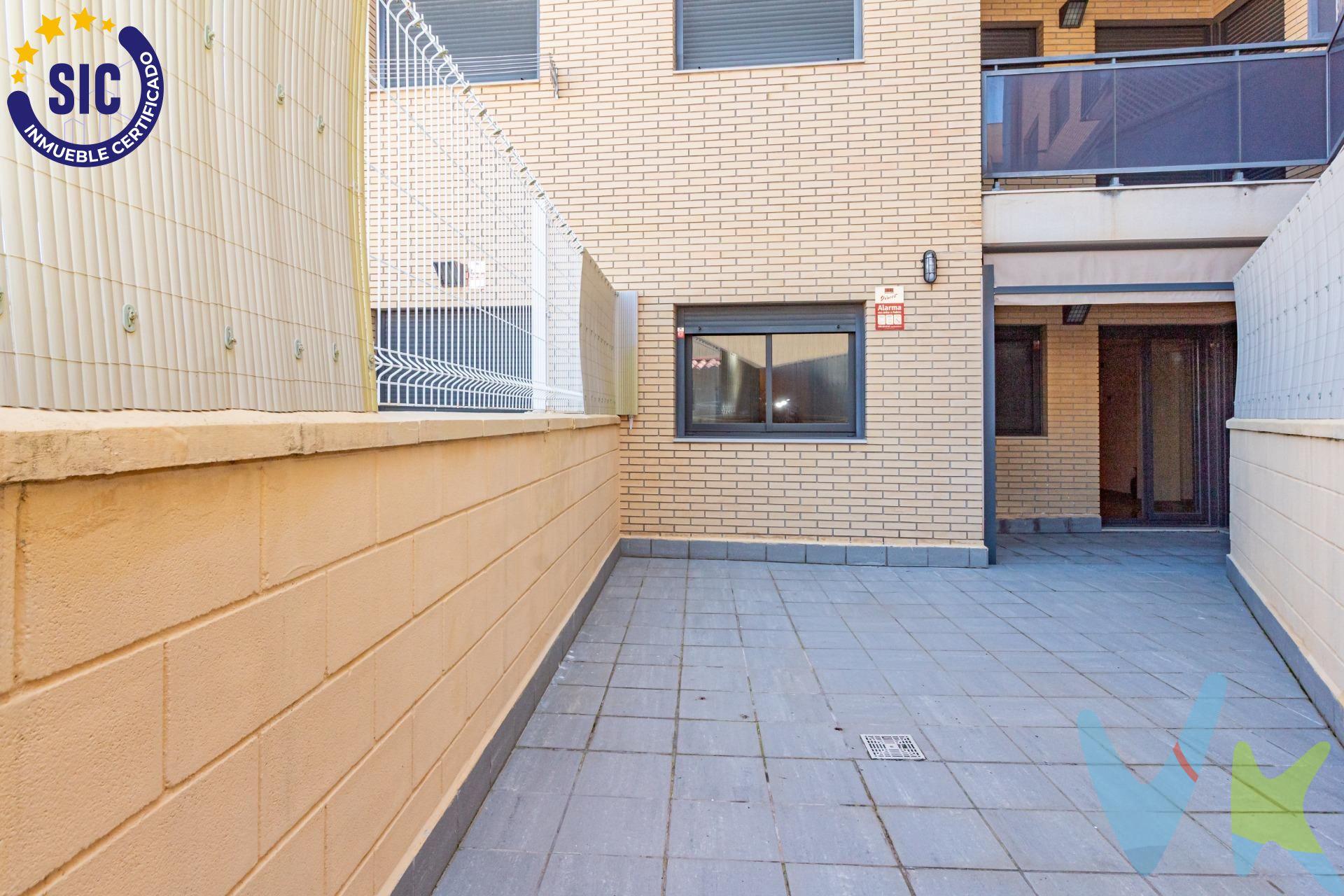 Si buscas una vivienda cerca del mar, esta es una oportunidad que no puedes dejar pasar. Ubicada en una excelente zona junto al puerto, a tan solo 100 metros de la playa y rodeada de paseo marítimo con amplia oferta de ocio, restauración y servicios, esta propiedad destaca por su localización privilegiada. La vivienda se sitúa en una primera planta y cuenta con una terraza interior de uso privativo, un espacio versátil con muchas posibilidades: desde zona chill-out hasta rincón verde o comedor exterior (se incluyen propuestas de recreación virtual para ayudarte a visualizar su potencial). En el interior encontramos un espacio de concepto abierto, con una agradable zona de salón-comedor integrada con una cocina totalmente equipada, creando un ambiente práctico y funcional para el día a día. Además, la vivienda dispone de sistema de aire acondicionado por conductos con bomba de frío y calor, garantizando el máximo confort durante todo el año. Dispone de dos dormitorios, ambos con ventana a la terraza. El dormitorio principal cuenta con armario empotrado, aportando comodidad y capacidad de almacenaje. La vivienda se completa con un baño completo. Una propiedad versátil que encaja tanto como vivienda habitual, segunda residencia junto al mar o como inversión con alta demanda en la zona.
