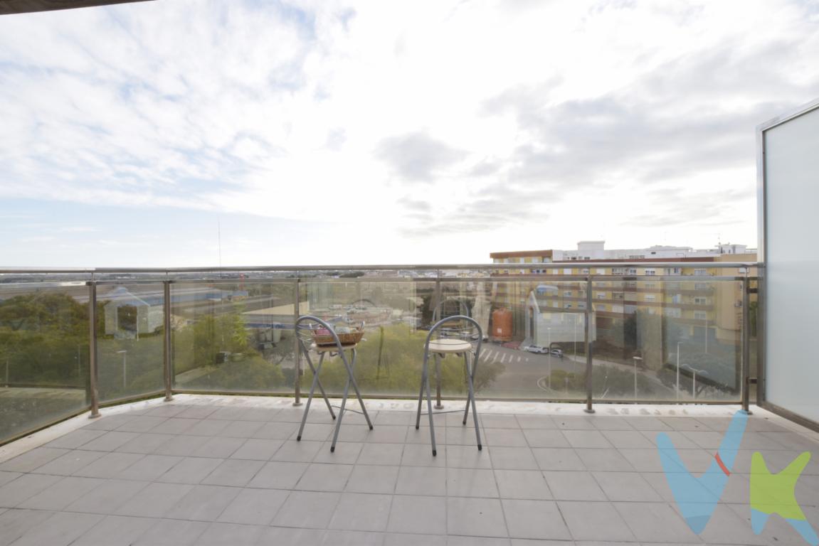 ¿Eres de los que prefieres un ático y todas la estancias en una planta, sin escaleras interiores? Estás de enhorabuena, acabamos de publicar un vivienda ático, cuarta altura, con una terraza de unos 17m2 y una vistas despejadas de la localidad de Puçol espectaculares, además de su orientación, este, en donde la luz es su sello de identidad. La vivienda está situada frente al parque Josep María Ribelles, de unos 11.000m2, vallado e ideal para todas las edades (pista de calistenia, mesas de ping-pong, zona de skate, petanca...) además de plantas y arbustos de sombra para pasear o disfrutar los más pequeños de la casa. La vivienda está muy bien situada, zona alta y muy  cerca de los  supermercados más importantes (Mercadona, Aldi, Consum..etc), además de la parada del tren de cercanías Renfe a unos 20 minutos y 30 minutos de Valencia y Castellón, respectivamente. Vivirás en Puçol, municipio de l´Horta Nord, entre mar y montaña, a 3km de la playa y con una oferta educativa tanto nacional como internacional que es la envidia de la zona. La vivienda tiene dos habitaciones y dos baños, uno en suite y desde el salón comedor y la cocina se accede a una terraza amplia, cómoda y aportando un segundo comedor a la vivienda. ¿Quieres más información? Llámanos y hacemos realidad tu proyecto de vida. Contamos con departamento de financiación a tu medida.¿Te gustaría enterarte en primicia de nuestros inmuebles en alquiler y venta? En VIVEKU.ES los publicamos con unos días de antelación.Contamos con 30 años de experiencia acreditada y nuestro objetivo es garantizarle un servicio de compra humano, ético, de calidad, fácil y seguro. Nuestro equipo lo integran agentes con la titulación AIR (Agente Inmobiliario Registrado) y Agentes Certificadores de la categoría Premium en certificación de inmuebles y debidamente registrados en el Registro de Agentes de Intermediación de la CV (RAICV 0743). Consulte en nuestras reseñas de Google lo que opinan los clientes que ya han trabajado con nosotros.El precio del inmueble no incluye los honorarios de la agencia que ascienden al 3% del precio final del inmueble más el 21% de IVA, ni los gastos de notaría y registro de la propiedad (que están sujetos a aranceles y varían dependiendo del precio de escrituración), ni los impuestos (que en la Comunidad Valenciana varían dependiendo del precio del inmueble y de las características personales del comprador). 
