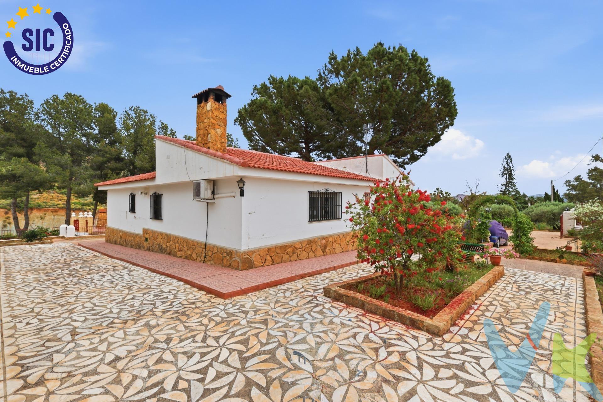 Se vende precioso chalet construido sobre terreno rústico, ideal para disfrutar de la tranquilidad y la naturaleza, con todas las comodidades necesarias. Dispone de suministro eléctrico, agua de pozo y sistema de saneamiento mediante fosa séptica. La vivienda cuenta con 3 amplios dormitorios dobles, muy luminosos y perfectos para toda la familia. Ofrece espacios interiores acogedores y funcionales, ideales tanto para vivir durante todo el año como para disfrutar como segunda residencia. En el exterior destaca una fantástica piscina con depuradora, perfecta para los meses de verano, además de un amplio almacén con múltiples posibilidades de uso. La parcela dispone de un cuidado jardín y árboles frutales que crean un entorno natural, agradable y privado, ideal para relajarse y disfrutar al aire libre. Una excelente oportunidad para quienes buscan amplitud, comodidad y calidad de vida en un entorno tranquilo. VENTA:. PVP 180.000€. Gastos e impuestos no incluidos en el precio. La compra conlleva impuestos y gastos de formalización para el comprador. A título orientativo se informa que en segundas transmisiones el ITP con carácter general en Valencia es del 10%, pudiendo existir otros tipos impositivos atendiendo a las circunstancias personales del comprador u otras circunstancias previstas legalmente. Base imponible del impuesto el mayor valor entre el precio de compraventa, la tasación o el valor de referencia catastral. En cuanto a los gastos de notaría y registro, en su caso, suelen oscilar aprox. entre 1,5% y 2,5% (aranceles variables según precio, n.º de copias y complejidad). El comprador elige notario. Si el comprador precisase de hipoteca: tasación, condiciones y costes bancarios serán según entidad elegida por el comprador, así como los gastos de gestoría, y cualesquiera otros gastos inherentes a la formalización de la compraventa que legalmente correspondan a la parte compradora, salvo pacto expreso en contrario con el vendedor. El consumidor tiene, conforme a la normativa vigente, a su disposición información y documentación adicional relativa al inmueble y condiciones de la compraventa, que podrá ser consultada en C/Joaquín Costa 4, bajo 46005 Valencia o urbe2@remax.es. Honorarios de mediación inmobiliaria a cargo del COMPRADOR: (3% del precio final de venta más IVA (21%), salvo otro pacto.); y de VENDEDOR (según acuerdo con el mismo). Se informa al consumidor que la agencia actúa como intermediaria inmobiliaria en la operación, estando cualquier eventual compraventa y sus condiciones sujeta a la aceptación expresa del propietario-vendedor y a la posterior formalización del correspondiente contrato.