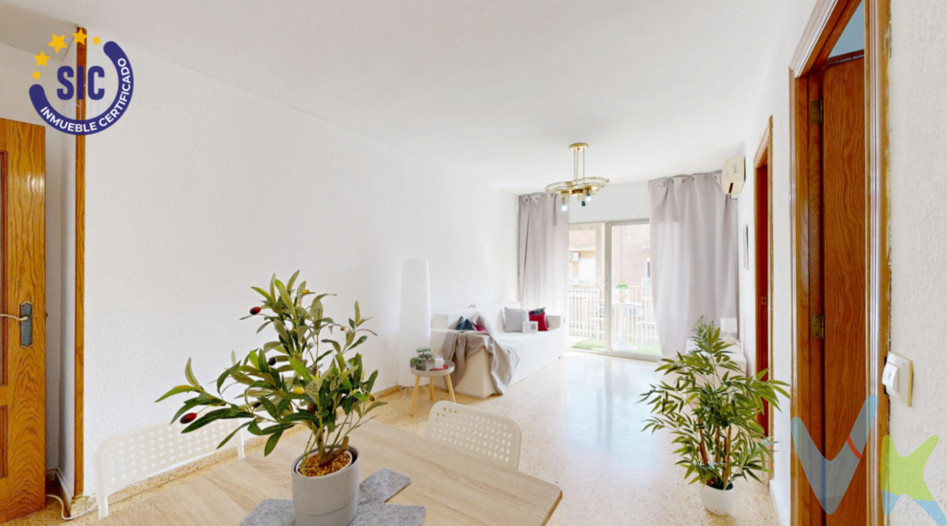 VIVIENDA CON ASCENSOR, 3 HABITACIONES Y BALCÓN EN TORRENT  Con la comodidad de tenerlo todo al alcance, se encuentra este acogedor piso que invita a imaginar nuevos comienzos.  Situado en una finca con ascensor, esta vivienda abre sus puertas a la luz y al espacio. Sus tres habitaciones susurran posibilidades: descanso, trabajo, sueños por construir. El baño, práctico y funcional, acompaña el día a día con sencillez. Pero es su balcón amplio el protagonista, perfecto para dejar pasar las tardes, para un café al amanecer o para contemplar cómo la vida sigue su curso. Ubicado cerca de las entradas y salidas de la población, vivir aquí significa moverse con facilidad, sin renunciar a la cercanía de todos los servicios: ambulatorio, comercios, transporte, colegios?EUR? todo a un paso, todo al alcance.  En fin, esta casa cumple con todos los requisitos para ser un magnífico escenario para futuros recuerdos de una bonita familia, ¿te contamos más o vienes a verla? No dejes pasar esta oportunidad, llámanos, te asesoraremos y acompañaremos en todo el proceso de compra Si tienes que vender antes tu vivienda, llámanos y te asesoramos cómo hacerlo para además tener los mínimos gastos posibles y todas las garantías.  Agencia Registrada con el nº00516 en el Registro Obligatorio de Agentes Inmobiliarios de la Comunidad Valenciana Por mandato expreso del propietario, COMERCIALIZAMOS ESTE INMUEBLE EN EXCLUSIVA, lo que le garantiza el acceso a toda la información, a un servicio de calidad, un trato fácil, sencillo y sin interferencias de terceros. Por este motivo, se ruega NO MOLESTAR AL PROPIETARIO, a los ocupantes de la propiedad o a los vecinos. Muchas gracias por su comprensión.   La oferta está sujeta a cambios de precio o retirada del mercado sin previo aviso. Este anuncio en su conjunto, incluyendo textos, fotos, imágenes o cualquier otro contenido de este, no es vinculante dado que la información es ofrecida por terceros y puede contener errores. Se muestra a título informativo y no contractual.  El precio del inmueble no incluye los honorarios de la agencia que ascienden al 4%+IVA del precio final del inmueble, ni los gastos de notaría y registro de la propiedad (que están sujetos a aranceles y varían dependiendo del precio de escrituración), ni los impuestos (que en la Comunitat Valenciana varían dependiendo del precio del inmueble y de las características personales del comprador).  Esta propiedad se pone a la venta con toda la documentación comprobada y en regla, por lo que ofrecemos GARANTIAS a los compradores.