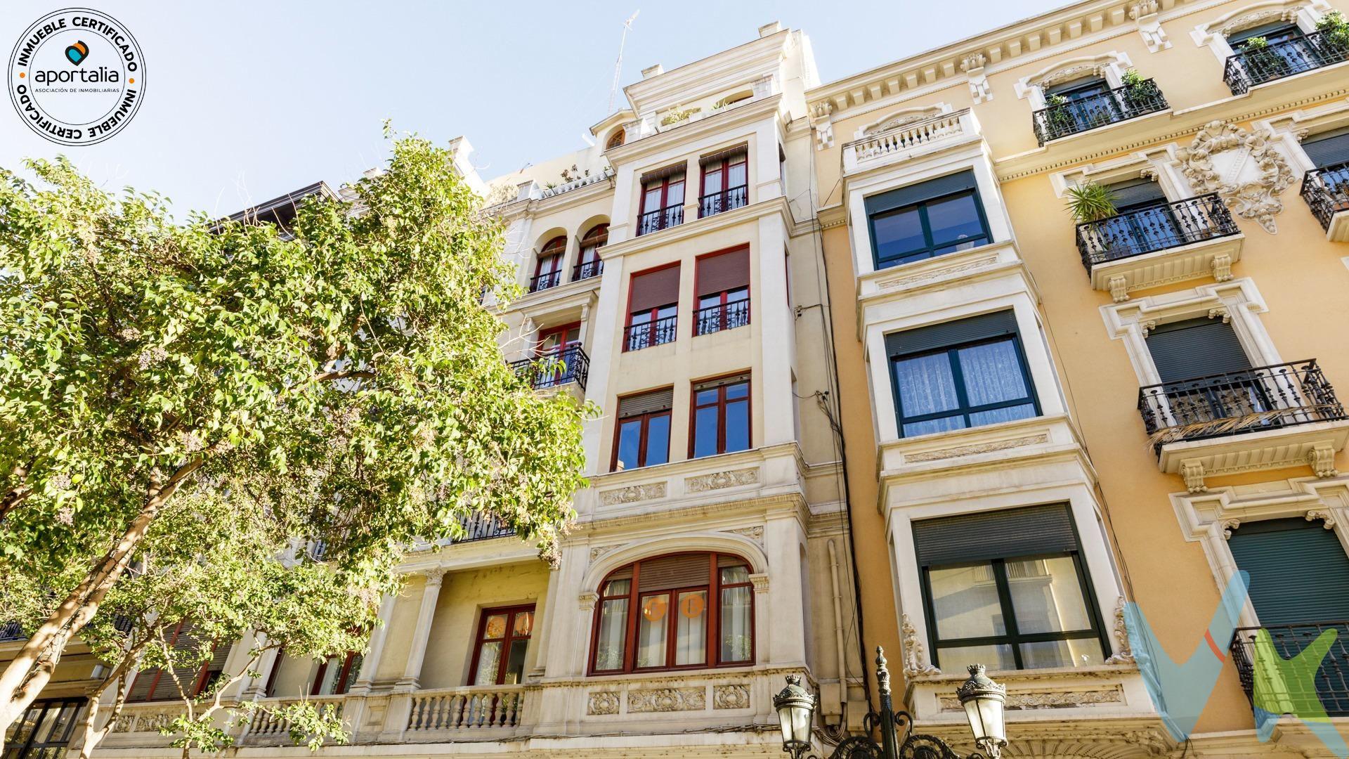 Gran piso exterior en Don Jaime · 167 m² · Luz, amplitud y ubicación premium 🏙️✨. En plena Calle Don Jaime, uno de los puntos más emblemáticos y codiciados de Zaragoza, se encuentra este gran  piso de 167 m² construidos y 160 m² útiles. Una oportunidad única para quienes buscan espacio de verdad, luz y una ubicación imposible de mejorar. La vivienda es exterior, muy luminosa y con orientación Este-Oeste, lo que garantiza claridad desde la mañana hasta la tarde 🌞. Actualmente está destinada a oficina, por lo que requiere una reforma integral para un uso distinto, ideal para transformar el espacio en una vivienda moderna y completamente personalizada. Su distribución actual incluye 7 estancias grandes, 1 estancia  sencilla y 1 baño, reflejando la gran superficie del inmueble y su versatilidad para replantear espacios ya que no dispone de pilares o paredes maestras que limiten una nueva distribución 🧩. Además, dispone de calefacción y agua caliente individual por gas natural, aportando eficiencia y comodidad. Un piso muy amplio, exterior, luminoso y lleno de posibilidades, ubicado en el corazón de Zaragoza ✨. Una oportunidad excepcional para quien busca metros, ubicación y un proyecto con potencial real. Edificio catalogado por patrimonio, en buen estado y con ascensor. Plaza de garaje con trastero opcionales y no incluidos en el precio, ubicados en la calle Josefa Amar y Borbon 8. Para mas informacion no dude en llamarnos.