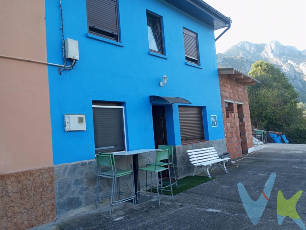 Se vende casa pareada en la localidad de Faedo (Quiros), pequeña localidad ubicada a solo 2,5 kilómetros de Barzana, capital del municipio de Quiros. El municipio forma parte del Parque Natural de Las Ubiñas  La Mesa, declarado Reserva de la Biosfera en el año 2011 por la Unesco siendo meca de escaladores y pionero del turismo rural en Asturias.La vivienda, pareada a otra construccion por su medianera izquierda, consta de dos plantas con una superficie de 37 metros cuadrados por planta; la planta baja está compuesta por cocina, salón, baño y trastero y la planta primera está compuesta por tres habitaciones.La vivienda fue restaurada el año 2020, está en perfecto estado y se vende amueblada, está dada de alta como vivienda turística en el Principado de Asturias con la referencia VV.2264.AS. Se encuentra en la ladera orientada al oeste de la sierra de la Sobia y con impresionantes vistas al valle del Rio Quiros y al cordal del Aramo.La construccion está dentro de una parcela de 1.700 metros, toda cerrada en su perímetro.Adosada a la construccion se está reformando un almacen para destinarlo a garaje y zona de almacen, se entregará con la obra finalizada al futuro comprador.A mayores junto con la vivienda se vende una participación de un 18% en una finca destinada a castañar de 53.528 metros cuadrados y otra participación de un 24,56% de otro castañar de 20.669 metros cuadrados situados aproximadamente a tan solo 400 metros de la vivienda para aprovechamiento forestal o maderero.Si buscas una segunda residencia o buscas una vivienda vacacional con una rentabilidad alta por la elevada demanda de alquiler turistico de la zona esta es tu oportunidad, llámanos, aclararemos todas tus dudas y concertaremos una visita.Nota: Debido al hecho de estar alquilada durante los meses de julio y de agosto las visitas para conocer la vivienda no las podemos realizar hasta la primera semana del mes de septiembre.No están incluidos los gastos de notaría, registro de la propiedad ni impuesto de transmisiones patrimoniales.