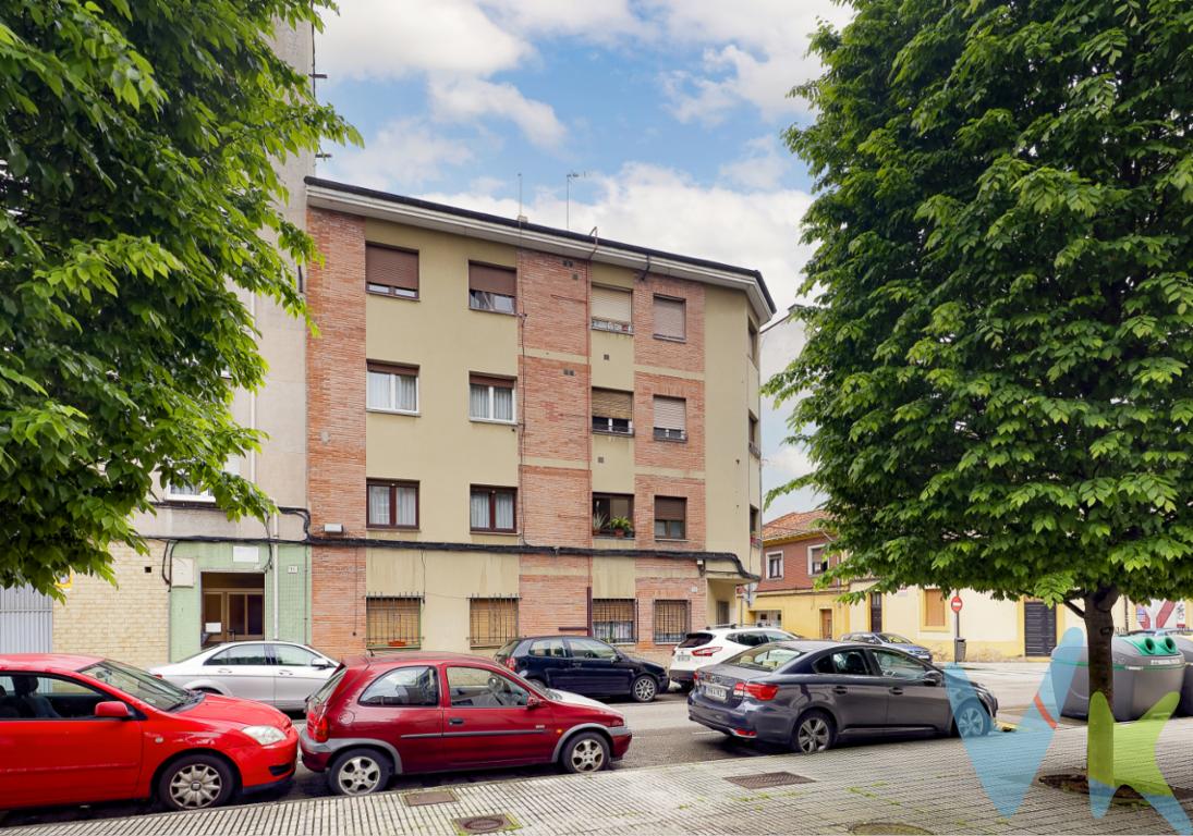 Ponemos a la venta en el Natahoyo piso en esquina, de 2 dormitorios, salón, cocina amplia con despensa, 2 armarios empotrados, baño con ventana, piso Soleado y Luminoso, suelos de parquet, ventana cambiadas Aluminio Climalit, portería bien, calefacción individual por acumuladores térmicos, buena distribución, y muy bien aprovechado, piso todo exterior a 2 calles, poca comunidad, zona tranquila con todos los servicios, al lado del Paseo Naval Azul, y caminando a 5 minutos de la playa de Poniente. Dispone también de Trastero. Ideal 2ª vivienda por sus pocos gastos, o como inversión. Para más información o concertar visita, solo por teléfono.