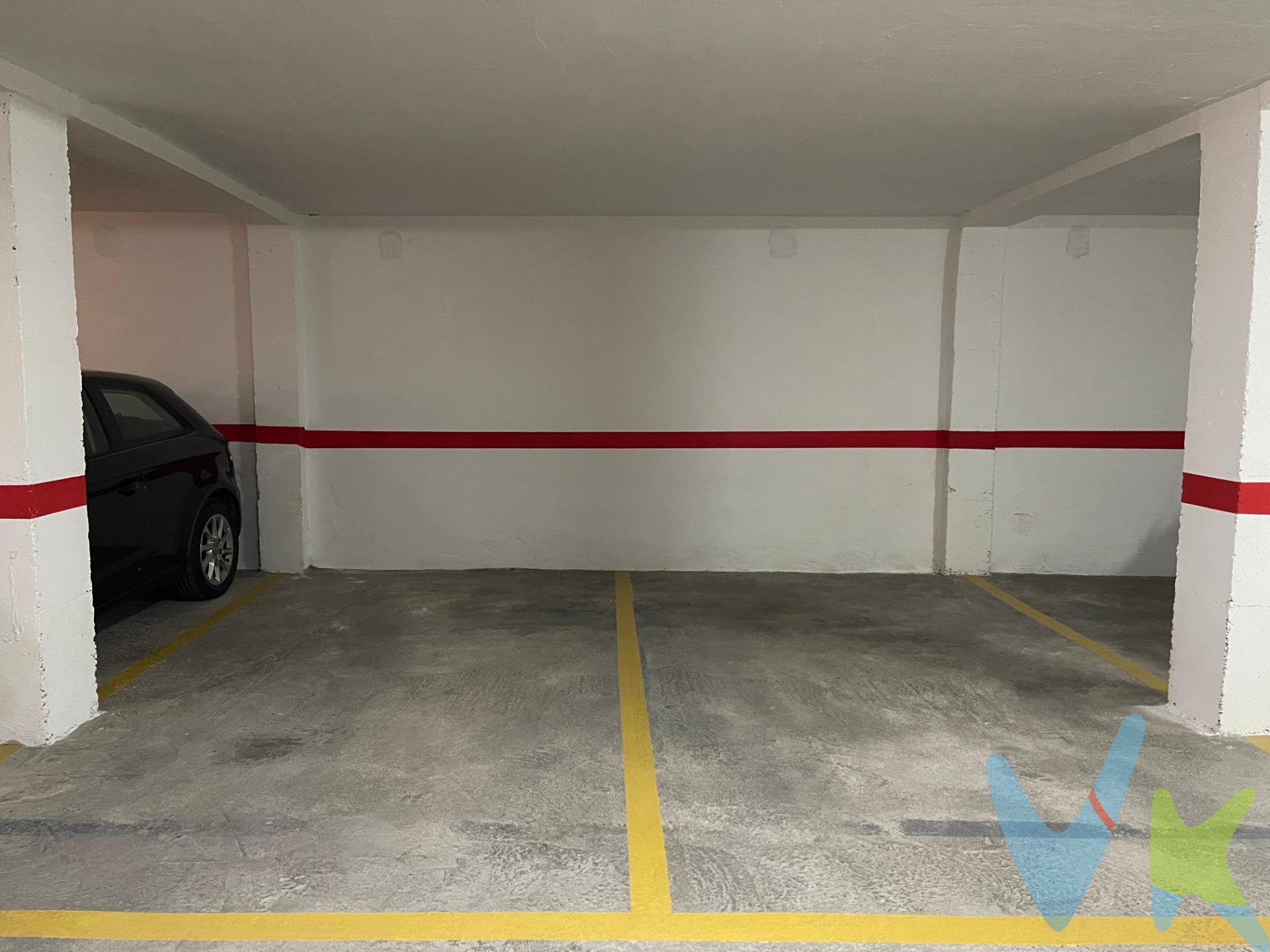 ¡No pierdas la oportunidad de adquirir una plaza de parking en una ubicación inmejorable! Esta plaza se encuentra en la Av. General Pereyra nº36, justo debajo del icónico edificio conocido como "La Harinera". En la planta menos dos, encontrarás tres plazas de parking disponibles a la venta: las números 35 y 36, que están juntas, y la número 62, justo en frente. Cada una de estas plazas tiene un tamaño aproximado de 13 m2, lo cual las hace ideales para todo tipo de vehículos. El acceso a la planta menos dos se realiza a través de una rampa, lo que facilita la entrada y salida sin tener que maniobrar en exceso. El acceso a las plazas se realiza a través de una puerta principal amplia, que se abre automáticamente mediante un mando a distancia. También existe una entrada peatonal con una puerta más pequeña que se abre manualmente con llave. Además, en ambas plantas se encuentran instalados ventiladores de encendido automático mediante luz pulsada y temporizador. El mantenimiento anual de estas plazas es muy económico, ya que con un único pago de 65€ al año se incluye la limpieza, el mantenimiento y el seguro. No dejes pasar esta oportunidad de tener tu propia plaza de parking o, si eres un inversor, aprovecha esta excelente oferta en cuanto a precio y ubicación. Recuerda que el precio de venta al público de esta propiedad no incluye los gastos de adquisición, como los honorarios notariales, registrales, de gestión, entre otros.