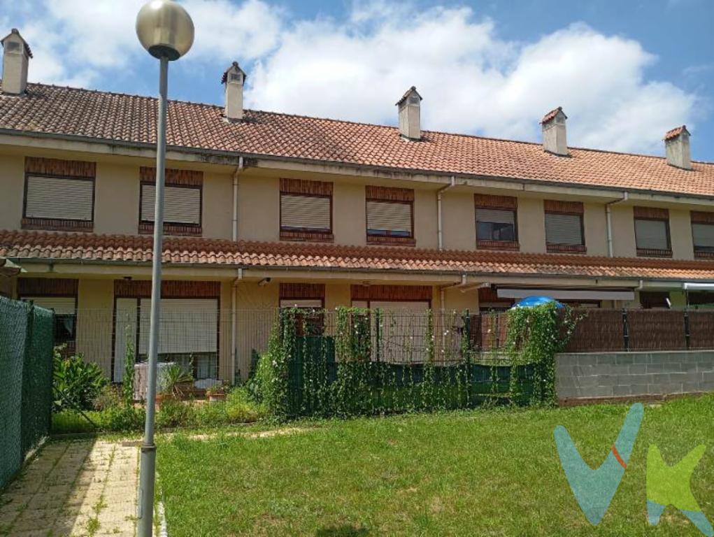 ¡El hogar que estabas buscando te espera en Valles! Luminoso chalet adosado con jardín privado y garaje cerrado!.¿Te imaginas despertar cada mañana en un entorno tranquilo, tomar el café en tu propia terraza y disfrutar de las tardes de verano en el jardín? Este chalet adosado en Valles lo tiene todo para convertirse en tu próximo hogar: espacio, luz natural, una distribución impecable y una ubicación estratégica.Perfecto tanto para familias como para quienes buscan calidad de vida sin renunciar a la comodidad. ¡Ven a descubrirlo!La vivienda se distribuye en tres cómodas plantas, destacando por la amplitud de sus estancias y su excelente luminosidad:Planta Baja: El acceso a la vivienda se realiza a través de una fantástica terraza delantera, ideal para decorar con plantas o crear una zona de relax exterior. Desde aquí accedemos al garaje cerrado y al interior de la casa, donde te recibe un acogedor hall, un práctico aseo, una cocina independiente y un salón amplio y luminoso con salida directa a un jardín privado de unos 20 m². ¡El espacio perfecto para tus barbacoas, cenas al aire libre o para que jueguen tus mascotas!Planta Primera: Esta planta alberga 3 dormitorios con huecos amplios y grandes ventanas que inundan las habitaciones de luz natural, además de un baño completo con bañera.Planta Bajo Cubierta (Tu espacio a medida): Un espacio totalmente diáfano con infinitas posibilidades. Un dormitorio adicional, un despacho luminoso para teletrabajar, una sala de cine o el cuarto de juegos de los niños. Tú decides cómo aprovecharlo.Urbanización privada: Disfruta de la tranquilidad, ideal para pasear y con zonas verdes comunitarias.Su proximidad a la autovía te garantiza una comunicación rápida y cómoda para tus desplazamientos diarios.Todos los servicios a un paso: Situado a tan sólo 5 minutos de Puente San Miguel, donde dispones de supermercados, colegios, centro médico, comercios y todo lo necesario para tu día a día sin perder la paz de vivir en un entorno residencial.¿Quieres ver cómo sería tu vida aquí?Las casas con esta luz, amplitud y posibilidades no duran mucho en el mercado. No dejes que te lo cuenten y agenda tu visita hoy mismo. ¡Te vas a enamorar!Gastos e Impuestos no incluidos en el precio. Compra sujeta a ITP. El comprador se hará cargo de los costes de la escritura e inscripción en el Registro de la Propiedad. Más información sobre transparencia, impuestos, gastos y condiciones de compraventa en nuestra web www.activanorte.com