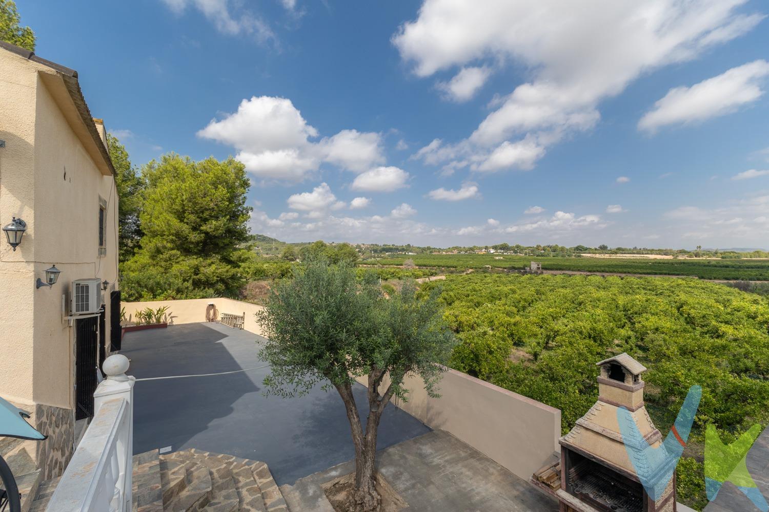 Se vende chalet en Chiva - Partida Rincón del Bolo, también conocida como Sierra Perenchiza. Esta meticulosamente cuidada vivienda, situada en un amplio terreno de 700 m², es el lugar perfecto para disfrutar de la naturaleza y la libertad en familia. La casa es luminosa y cómoda, está rodeada de un entorno verde y sereno, ideal para aquellos que buscan un refugio de paz. Planta baja:. Salón comedor amplio y acogedor, ideal para reuniones familiares y momentos de relajación. El diseño abierto permite que la luz natural llene cada rincón, creando un ambiente cálido y agradable. Un baño completo, de fácil acceso y conveniencia. Dormitorio doble en la planta baja, ideal para invitados o miembros de la familia que prefieran evitar las escaleras. Planta -1:. Dormitorios espaciosos y luminosos, con un carácter y encanto único en cada uno, perfectos para una familia numerosa o para recibir visitas. Baño completo en esta planta, equipado con todas las comodidades necesarias. Exterior:. Piscina privada, ideal para refrescarse en los días calurosos de verano. Cocina de verano, diseñada para preparar deliciosas paellas y disfrutar de comidas al aire libre. Dos porches estratégicamente ubicados, perfectos para disfrutar del sol o la sombra en cualquier época del año, proporcionando frescura en verano y calidez en invierno. ¡Ven y descubre el lugar donde tus sueños se harán realidad! Para más información o visitas, no dudes en contactar. La descripción del presente inmueble e imágenes tienen mero carácter informativo y en ningún caso carácter contractual, pudiendo ser modificados por la inmobiliaria comercializadora sin que ello implique responsabilidad alguna frente a terceros. En el precio de venta a público, esta propiedad NO incluye los gastos de adquisición (Notario, registro, gestión, honorarios, etc…). 