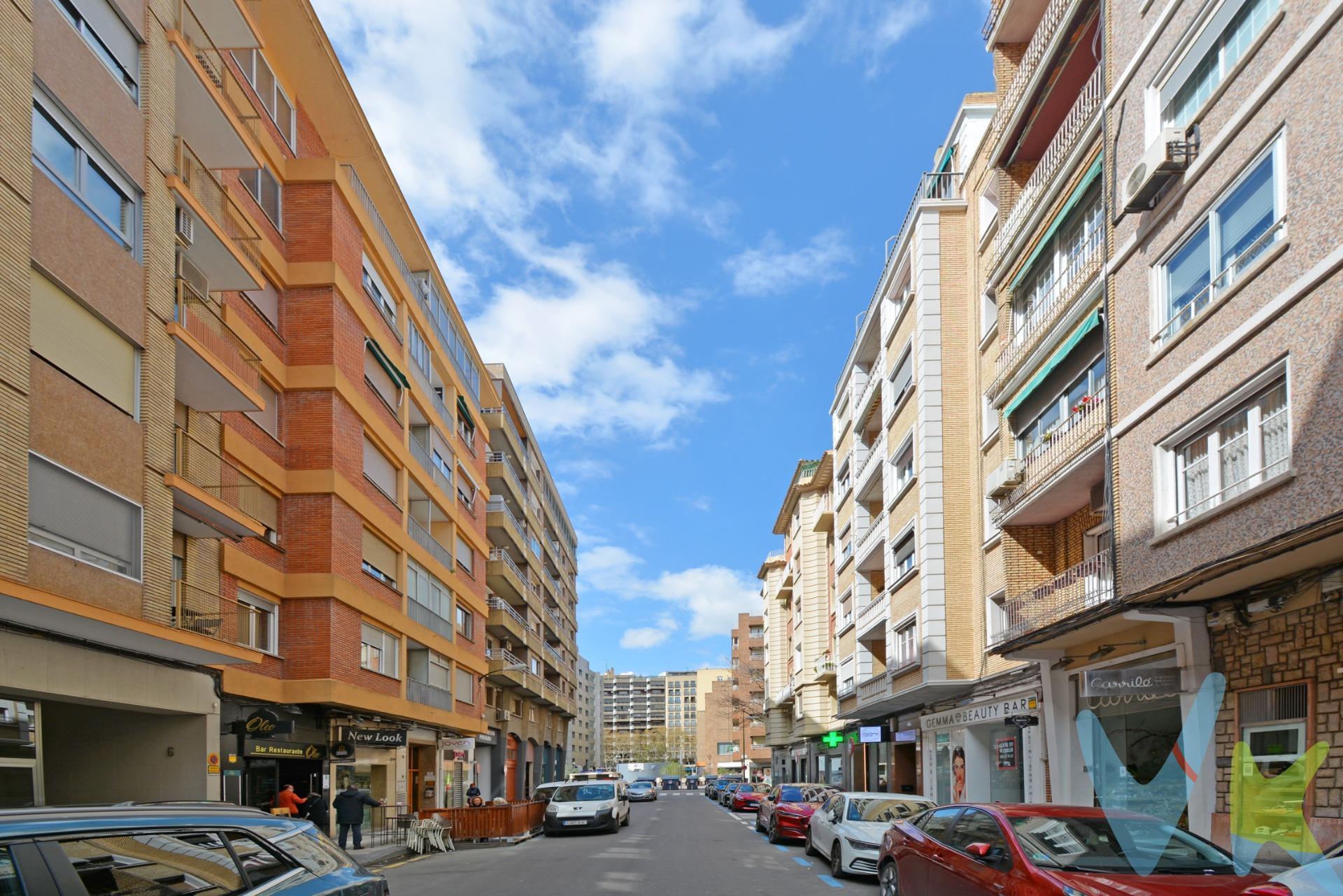 PISO EN VENTA EN ZONA CENTRO - C/ JOSÉ Mª LACARRA. La vivienda cuenta con 63 m² útiles. Se distribuye en dos dormitorios, salón,  cocina independiente, baño y galería cerrada en uno de los dormitorios. . Puertas de sapeli, suelos de parquet y gres y ventanas de madera. La calefacción y agua caliente son centrales. Cuenta con aire acondicionado en salón y dormitorio principal. Es un piso interior, de ahí su tranquilidad, con una orientación suroeste y una ubicación inmejorable. Portal reformado y ASCENSOR A COTA CERO. . En una zona privilegiada de Zaragoza, rodeada de comercios y zonas de ocio, colegios, restaurantes, hospital, centro comercial, y muy bien comunicada por las líneas de autobús y del tranvía. Cercano al parque Miraflores y Plaza de Los Sitios . ¡¡ No te pierdas el tour 360º y el reportaje fotográfico que tenemos preparado para ti !!. ¡¡Y SI NO SABES POR CUANTO PUEDE SALIR TU HIPOTECA, TE ASESORAMOS FINANCIERAMENTE SIN COMPROMISO!!. 📲 Escríbenos o llámanos para más info o para agendar visita. BUSCAMOS SOLUCIONES🏡,. ENCONTRAMOS HOGARES💙. 