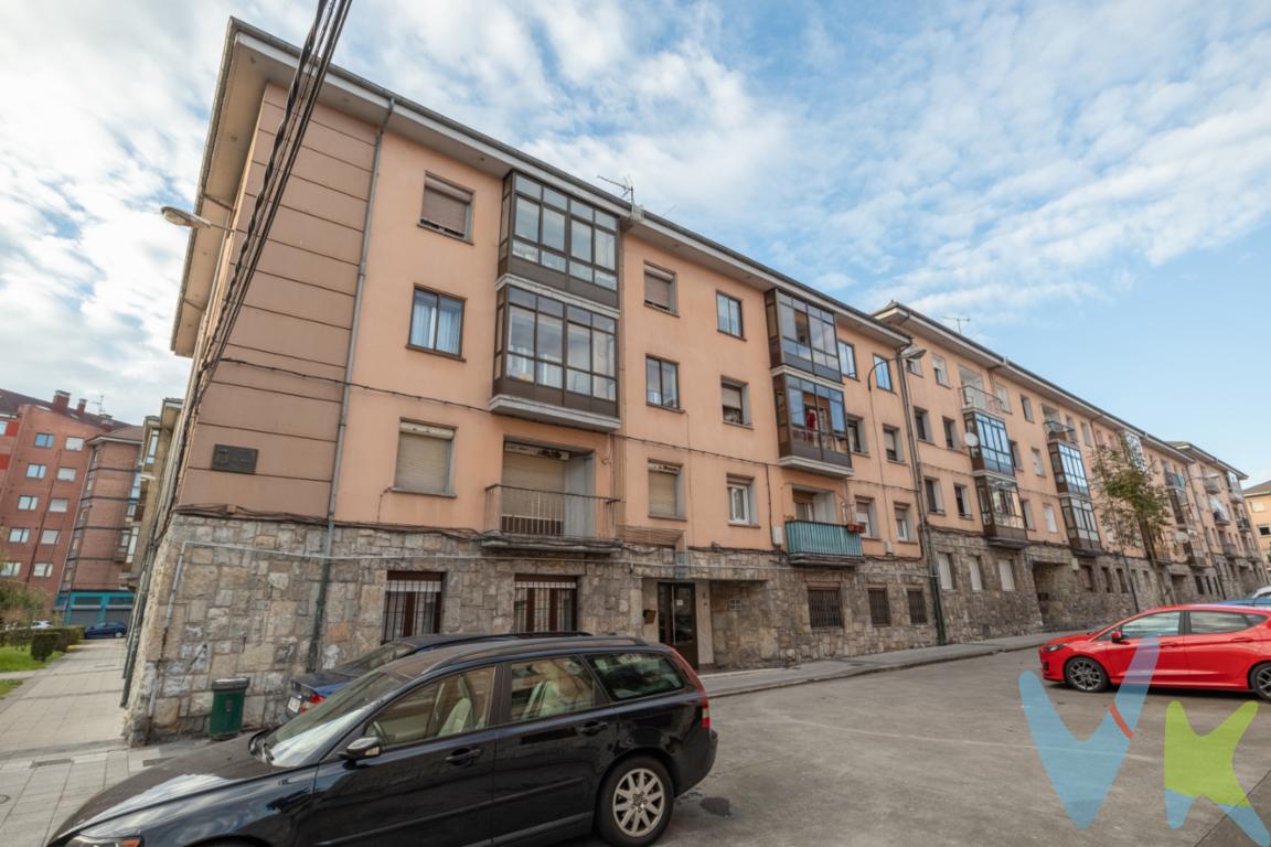  ¡Descubra su nuevo hogar en la encantadora ciudad de Oviedo! Presentamos un atractivo piso en venta, ubicado en la solicitada zona de Ventanielles.  Ideal para jóvenes que quieren acceder a su primer vivienda o para inversores.El inmueble, situado en la tercera planta de un edificio construido en 1959, destaca por sus 74 metros cuadrados construidos, de los cuales 60 son útiles,  con una distribución versátil que permite adaptarlo y personalizarlo según los gustos y las preferencias.Este piso dispone de tres habitaciones, un salón con acceso al balcón actualmente cerrado pero con posibilidad de volver a abrirlo o incluso darle más espacio al salón, la cocina en amplia y luminosa y el cuarto de baño completo, con ventana, complementa los servicios y la comodidad que este inmueble ofrece.Ubicado en Ventanielles,  este piso goza de una situación geográfica privilegiada dentro de Oviedo. Las conexiones de transporte son óptimas, con paradas de autobús a pocos pasos, lo que asegura facilidad en los desplazamientos tanto al centro de la ciudad como a los alrededores. La zona es conocida por su ambiente tranquilo y residencial, pero sin dejar de lado la comodidad de tener todos los servicios necesarios cerca, como supermercados, colegios y áreas de recreo y parques o centros comercialesSi busca invertir o su primera vivienda, le invitamos a visitar este piso. No pierda la oportunidad de conocer de primera mano el lugar donde podrá construir sus nuevos recuerdos. Este hogar, listo para acoger nuevas experiencias y alegrías, espera por usted.Para más información o para concertar una visita, no dude en ponerse en contacto. Le aseguramos que una visita le permitirá apreciar todos los detalles y el potencial que este piso tiene para ofrecer. ¡Esperamos recibirle pronto en su futuro hogar en Oviedo! 