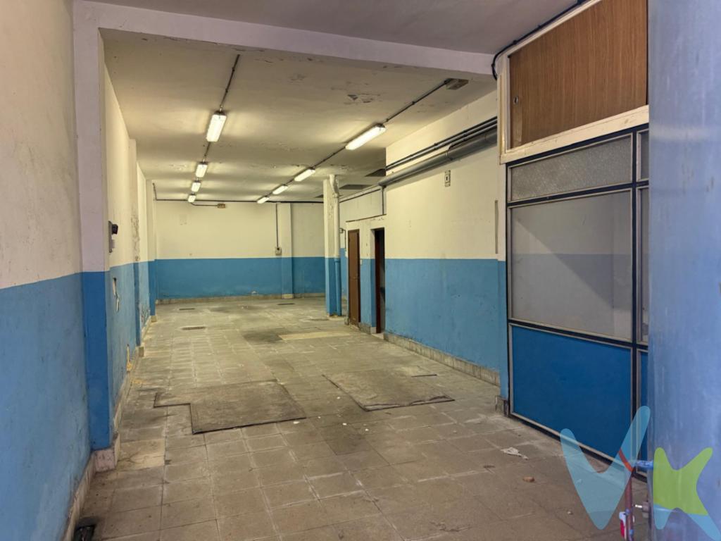 Se vende local de aproximadamente 90 m² en Gijón, con una distribución diáfana que permite aprovechar al máximo el espacio disponible.El inmueble cuenta con una amplia estancia abierta y un aseo, ofreciendo diferentes posibilidades de utilización y adaptación según las necesidades del futuro propietario.Anteriormente, el local se destinó al almacenamiento de vehículos y a trabajos de reparación.Gracias a su distribución, puede resultar interesante tanto para particulares como para profesionales que busquen un espacio para desarrollar un proyecto, destinarlo a almacenamiento o darle un nuevo uso, siempre sujeto a la normativa y autorizaciones correspondientes.Una oportunidad para adquirir un inmueble con posibilidades de aprovechamiento en Gijón.Para más información o concertar una visita, no dudes en contactar.Gastos e impuestos no incluidos en el precio. A título orientativo, en segundas transmisiones, el comprador abonará el Impuesto sobre Transmisiones Patrimoniales (ITP). La base imponible será el mayor valor entre precio de compraventa, tasación o valor de referencia catastral. Gastos de notaría y registro aranceles variables según precio, número de copias y complejidad).     El comprador escoge libremente notario. El vendedor asume, por ley, los gastos que le correspondan, salvo pacto en contrario. Si se precisa hipoteca: Tasación, condiciones y costes bancarios según entidad elegida por el comprador; así como los gastos de gestoría y cualesquiera otros inherentes a la formalización de la compraventa. De acuerdo con la ley, no se incluyen en el precio otros gastos o tributos que legalmente correspondan al comprador. Honorarios de intermediación inmobiliaria a cargo del vendedor y honorarios de mediación inmobiliaria del 2% más I.V.A. con un mínimo 2.000 más I.V.A.  a cargo del comprador.     El consumidor tiene derecho, conforme a la normativa vigente, a disponer de información y documentación adicional relativa al inmueble y condiciones de la compraventa, accesible en la sede física de la agencia. La agencia actúa exclusivamente como intermediaria en la operación. Cualquier compraventa y sus condiciones quedan sujetas en todo caso a la aceptación expresa del vendedor del inmueble y a la posterior formalización del correspondiente contrato. El presente anuncio tiene carácter meramente informativo; la información suministrada se corresponde con la disponible a la fecha de publicación, pudiendo variar en función de las circunstancias o actualizaciones legales, contractuales y fiscales.