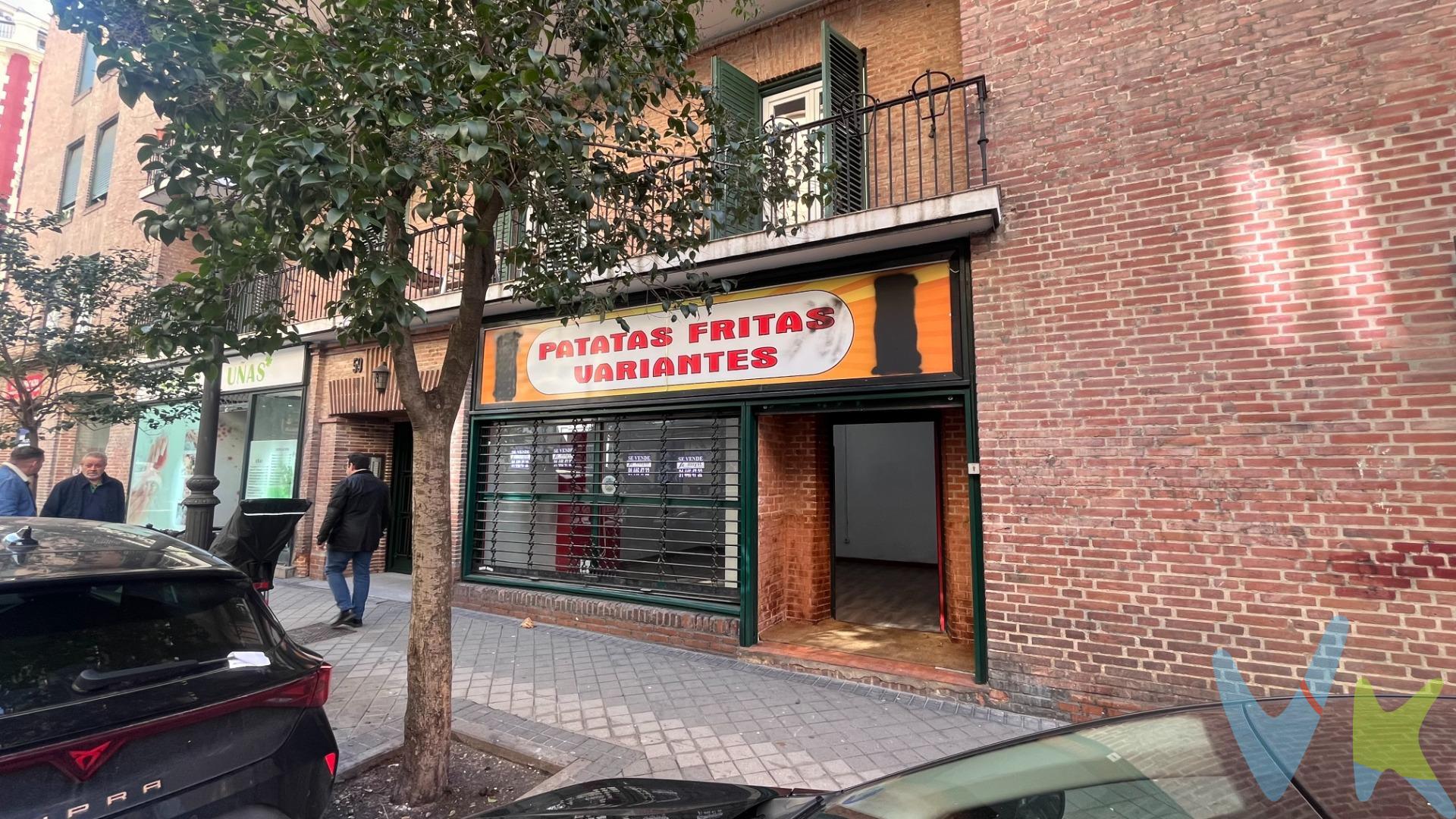 Ubicado en la Calle Meléndez Valdés, ubicado junto a Moncloa, en la emblemática Casa de las Flores, icono arquitectónico de 1931 diseñado por Secundino Zuazo, esta finca combina historia, elegancia y valor patrimonial. Un edificio en pleno corazón de Chamberí. . Este local comercial representa una auténtica oportunidad para emprendedores e inversores que buscan ubicación, visibilidad y versatilidad en una de las zonas más consolidadas de Madrid. Nos situamos a pie de calle. Desde la acera, el acceso directo genera esa conexión inmediata con el tránsito peatonal del barrio. En  Planta Baja  42 m² a nivel de calle con fachada de 5.45 m2, ideal como zona de atención al público, showroom, despacho profesional o actividad retail. La distribución permite una implantación eficiente del negocio, optimizando cada metro cuadrado. Salida a Patio privativo. Descendiendo al sótano, accedemos a los 53,00 m² según datos catastrales. Esta combinación de planta calle + sótano es altamente demandada en el mercado por su funcionalidad y por maximizar rentabilidad. Local sin salida de humos y sin posibilidad de ello. Comercios de proximidad y negocios consolidados. Universidades y centros educativos. Excelente comunicación por metro y autobuses. Restauración y servicios profesionales. Alta densidad residencial. Superficie registral aproximada: 85,60 m² / 39 m² en planta calle y 46,60 m² en planta sótano. Metros catastrales: 110 M2 / 53 m2 de almacén en sótano y 42 m2 de comercio a pie de calle y 15 m2 de elementos comunes. . Metros útiles (según plano con cámara 360º, datos aproximados): XXX m². Este anuncio no es vinculante, puede contener errores. Se muestra a título informativo y no contractual. Conforme a lo establecido en la Ley 10/2025 de Publicidad Inmobiliaria, se informa que:. El precio de venta publicado no incluye el mobiliario ni la decoración, ni los impuestos, ni los honorarios derivados del servicio de compra. El comprador asumirá, además del precio de compraventa, un coste adicional del 3 % del precio de venta del inmueble en concepto de servicio de gestión, asesoramiento y acompañamiento en todo el proceso de compra. Impuesto de Transmisiones Patrimoniales (ITP): 6 % del precio de compra. Gastos de notaría: entre un 0,2 % y un 0,5 % del precio de compra. Gastos de inscripción en el Registro de la Propiedad: estimados entre un 0,1 % y un 0,25 % del precio de compra. Llámanos o escríbenos y sé el primero en visitarlo. Las mejores ubicaciones no esperan. Invertir bien empieza por elegir bien.