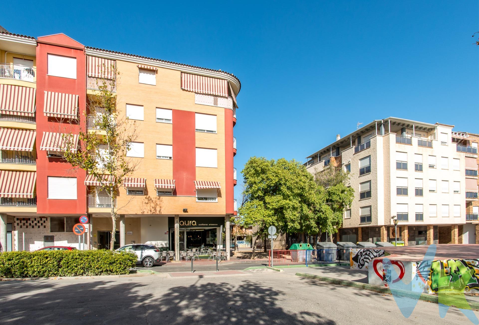 Estupendo piso en la mejor zona de Sangonera La Seca..(jardín, supermercado, cafetería, tiendas ). Este gran piso tiene tres habitaciones ( grandes todas), un aseo con un pie de ducha , baño en la habitación principal . El piso es muy luminoso ya que por su altura y su situación le hace tener luz natural , tiene un pequeño balcón que da para el salón y la habitación principal. Cocina independiente con su lavadero y al entrar al piso tenemos un pequeño vestidor que da mucho juego para dejar abrigos, zapatos , etc.. En la última planta se encuentra  el trastero y planta sotano la estupenda plaza de garaje. No dudes en llamarnos para hacer visita...