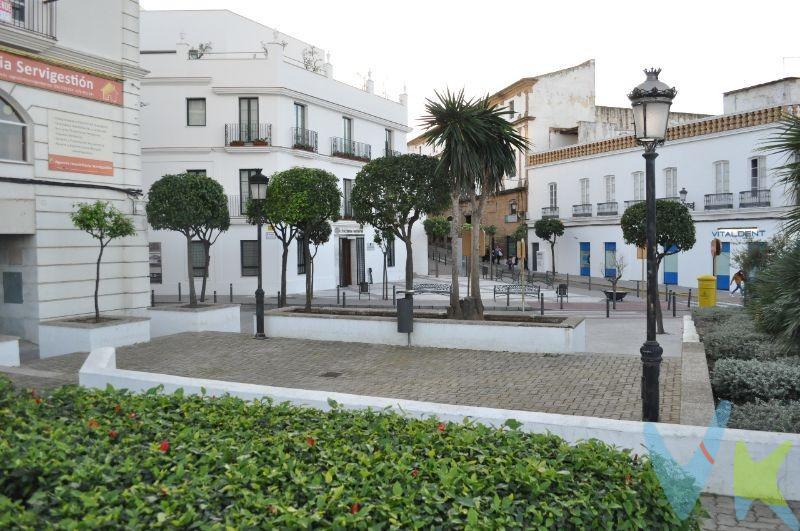 Descubre este encantador piso ubicado en el corazón de Chiclana de la Frontera, ideal para quienes buscan comodidad y accesibilidad. Con una superficie total de 59 metros cuadrados, esta propiedad cuenta con una habitación doble que ofrece un espacio amplio y acogedor, así como una habitación sencilla perfecta para invitados o uso versátil. El baño está bien distribuido y listo para su uso inmediato. Entre las características destacadas se encuentran armarios empotrados que optimizan el almacenamiento sin sacrificar estilo ni funcionalidad. La vivienda es luminosa gracias a sus amplias ventanas e incluye extras muy convenientes: agua corriente disponible todo el año, ascensor directo desde la planta baja hasta tu puerta; además tendrás acceso a instalaciones médicas cercanas lo cual aporta tranquilidad adicional. Este inmueble también dispone de plaza de garaje privada, garantizando seguridad y facilidad al aparcar en pleno centro urbano donde muchas veces encontrar estacionamiento puede ser complicado. La urbanización presenta todos los servicios necesarios junto con mobiliario incluido en precio final por lo tanto solo necesitarás llevar tus pertenencias personales . Con acceso rápido al transporte público , tiendas locales vibrantes alrededor haciendo del día a día algo cómodo pero emocionante… ¡No pierdas esta oportunidad única! Este atractivo apartamento te espera. Comercializamos este inmueble en exclusiva, lo que le garantiza el acceso a toda la información y un servicio de calidad. En cumplimiento del Decreto de la Junta de Andalucía 218/2005 del 11 de Octubre, se informa al cliente que los gastos notariales, registrales, ITP y otros gastos inherentes a la compraventa no están incluidos en el precio. Igualmente disponemos del Documento Informativo Abreviado de la Propiedad (D.I.A) , y de un Seguro de Caución para garantizar las cantidades entregadas a nuestra Agencia en concepto de Reserva y/o Arras.