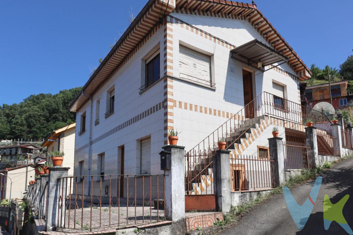 ¿Buscas una casa de verdad, con espacio, tranquilidad y lista para vivir desde el primer día? Esta vivienda en Arriondo Alto, en MIERES, te ofrece justo eso: independencia, metros útiles y la sensación de hogar en un entorno natural pero bien comunicado.La casa se distribuye en dos plantas. En la baja encontrarás un amplio almacén con múltiples posibilidades: taller, zona de trabajo, almacén o incluso una ampliación futura del uso residencial. En la planta superior está la vivienda principal, completamente habitable y en buen estado, con tres dormitorios, dos baños, cocina independiente y un salón luminoso.Además, cuenta con un garaje independiente, una comodidad poco habitual en este tipo de viviendas.No hablamos de una casa en ruinas para reformar. No es una cabaña aislada sin servicios. Hablamos de una vivienda lista para entrar, con excelente comunicación donde vivirás rodeado de verde y con vistas despejadas. La ubicación en Arriondo Alto combina la tranquilidad del entorno rural asturiano con la cercanía a Mieres, a escasos minutos en a pie, y buenas conexiones con Oviedo, Gijón o la meseta a través de la A-66. Es una zona bien comunicada pero alejada del ruido urbano, ideal para quienes buscan espacio, independencia y naturaleza.El precio es competitivo: 120.000 EUR, muy por debajo de lo habitual para este tipo de propiedades con esta superficie y condiciones. Si ya has mirado otras casas, sabrás que es difícil encontrar algo similar sin necesidad de una reforma integral.Si lo que has visto hasta ahora no te ha convencido, quizá sea porque esta es la que esperabas. Llámanos para más información. Te la enseñamos sin compromiso.