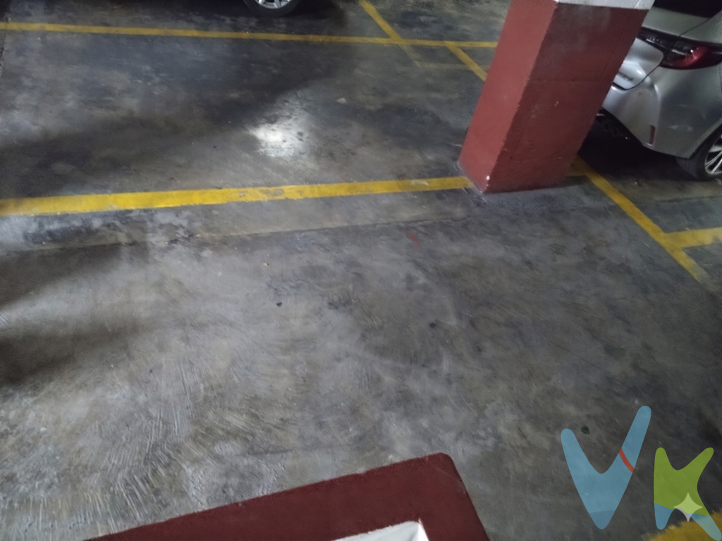  Plaza de Garaje de 10 m² Útiles en el Barrio de Benimaclet, ValenciaUbicación y EntornoLa propiedad se encuentra ubicada en el barrio de Benimaclet, Valencia, una zona de alta densidad residencial y comercial. El garaje está situado en un entorno con alta demanda de aparcamiento y escasa oferta de estacionamiento libre en vía pública. Su localización permite una conexión directa con las principales arterias viales del norte de la ciudad, facilitando el tránsito hacia otras áreas metropolitanas.Características Técnicas y SuperficiesEl inmueble dispone de una superficie útil de 10 metros cuadrados, integrada en una superficie total construida de 23 metros cuadrados (incluyendo elementos comunes y viales de rodadura). El espacio está delimitado para el estacionamiento de un vehículo estándar. Las dimensiones del vial permiten realizar las maniobras de entrada y salida con precisión técnica. El diseño del garaje está orientado a maximizar el aprovechamiento del área disponible de forma funcional.La Finca e InfraestructuraLa plaza de garaje forma parte de un edificio construido en 1976. La estructura de la finca presenta solidez constructiva y un estado de conservación adecuado. El acceso al garaje se realiza a través de una puerta motorizada y rampas con la inclinación técnica reglamentaria para su época de construcción. Los pasillos de maniobra cuentan con dimensiones suficientes para el tránsito vehicular interno y el acceso peatonal está diferenciado conforme a la normativa de seguridad.Equipamiento y MantenimientoEl pavimento es de hormigón fratasado, material resistente al uso intensivo y de fácil mantenimiento. La iluminación en las zonas comunes es constante, asegurando la visibilidad en todos los puntos de la planta.  Debido a su ubicación en planta sótano, el vehículo queda protegido de las inclemencias meteorológicas y de la degradación por exposición exterior.Valor de la InversiónEsta propiedad representa una solución técnica para residentes de la zona o inversores que busquen un activo con bajos costes de mantenimiento y alta demanda de alquiler. La adquisición de una plaza de garaje en Benimaclet reduce los tiempos de desplazamiento diario y garantiza un espacio privado de estacionamiento en una de las áreas con mayor presión de aparcamiento de Valencia. Los gastos de comunidad e impuestos asociados son proporcionales a su superficie. Solicite una visita técnica para comprobar las dimensiones de la plaza y la facilidad de maniobra en el edificio. Contacte con nuestra agencia para recibir el dossier de gastos y programar una cita profesional. Se muestra a título informativo y no contractual. El precio no incluye lo siguiente: Honorarios de la agencia inmobiliaria, impuestos (IVA, ITP) y otros gastos de la Compraventa (notaria, gestoría y registro). 