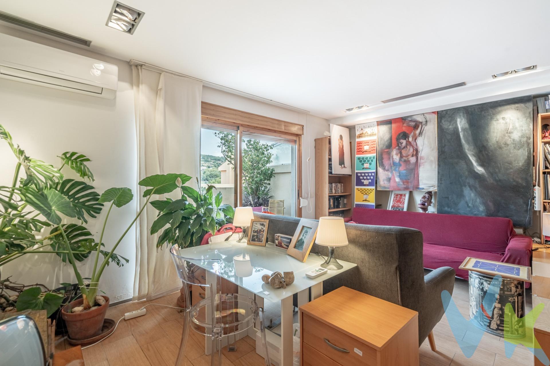 Un adosado diferente en El Bosque: diseñado para vivir con más luz, más amplitud y más estilo. No todos los adosados en la Urbanización El Bosque son iguales. Este hogar de 277 m² se ha transformado con gusto y detalle para ofrecer una experiencia de vida única:. Dormitorios rediseñados: de tres se pasó a dos grandes suites, una de ellas con un espectacular vestidor de gran capacidad, pensado para quienes valoran el orden y la elegancia. Cocina reformada: moderna, funcional y lista para disfrutar de la vida diaria y las reuniones con amigos. Baños renovados: con acabados actuales que transmiten frescura y comodidad. La planta principal se abre con un amplio salón-comedor conectado a la terraza y al jardín privado, un espacio perfecto para disfrutar de momentos en familia o al aire libre. Una cocina rediseñada, un baño de cortesía y la escalera que accede directamente al garaje privado y a la zona de lavado y maquinas.   . La planta superior cuenta con 2 amplías habitaciones una de ellas con vestidor y acceso a terracita, te ofrece también,  un original baño con ducha y bañera. En la última planta, el solárium se convierte en tu rincón de evasión y  la paz que solo esta urbanización puede ofrecer, .  con vistas panorámicas al campo de golf  . 🌞 Un plus exclusivo: gracias a su ubicación privilegiada, este adosado disfruta de más luz natural que los demás, al estar en la zona más abierta junto a la piscina comunitaria. La urbanización El Bosque es sinónimo de seguridad, exclusividad y calidad de vida: piscina, club social con restaurante, pistas deportivas y el prestigioso campo de golf, todo a solo 20 minutos de Valencia. 💡 Este no es un adosado cualquiera. Es el hogar de quien busca amplitud, diseño y luz en un entorno natural privilegiado. ¿Quieres descubrirlo en persona?. Por mandato expreso del propietario, comercializamos este inmueble en exclusiva , lo que le garantiza el acceso a toda la información, a un servicio de calidad, un trato fácil, sencillo y sin interferencias de terceros. Por este motivo, se ruega no molestar al propietario, a los ocupantes de la propiedad o a los vecinos. Muchas gracias por su comprensión. Si usted es agente inmobiliario y tiene un cliente para este inmueble, llámenos: estaremos encantados de colaborar.