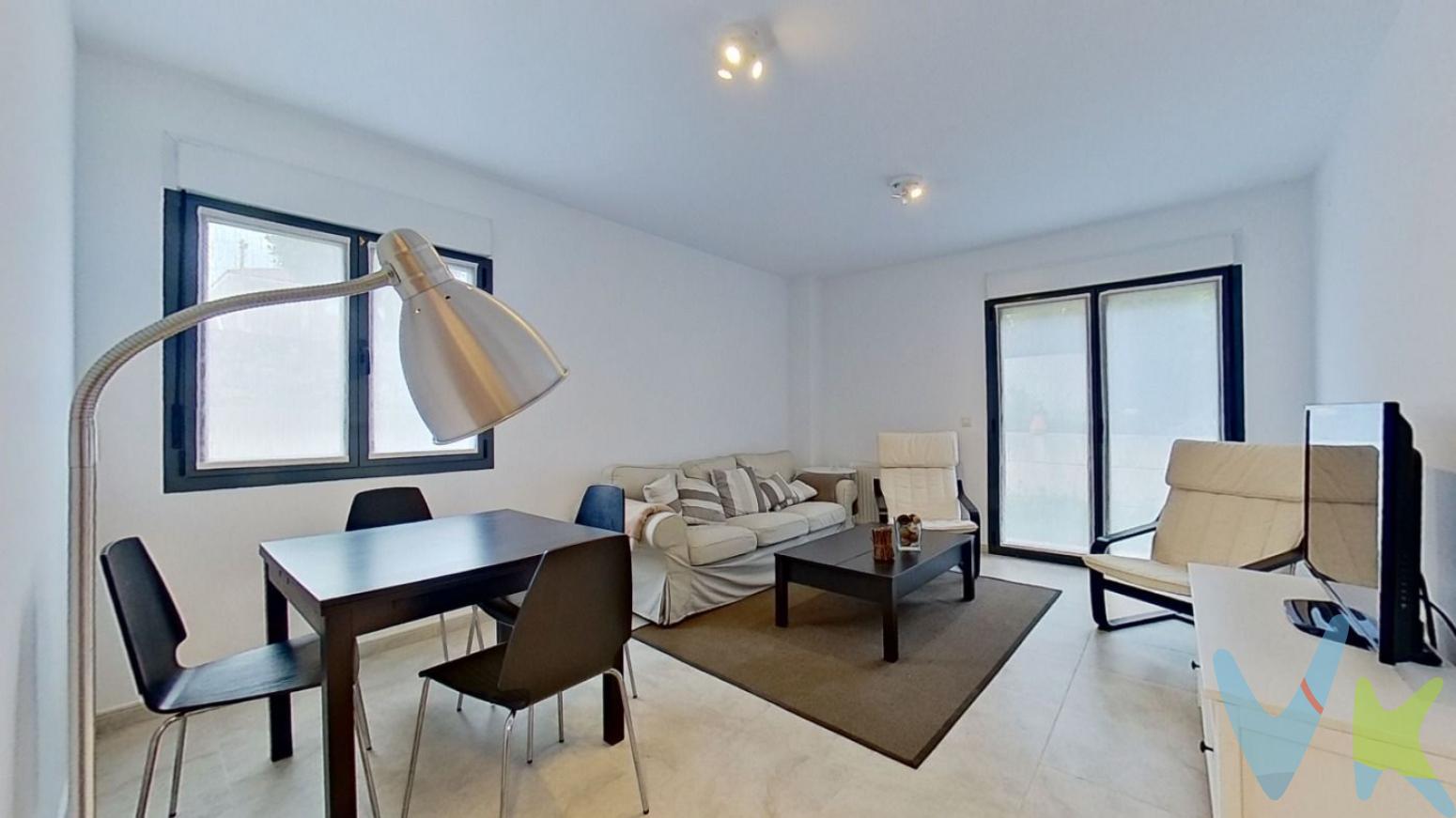 Presentamos esta excelente oportunidad inmobiliaria: bajo con jardín en Miengo, ubicado dentro de una urbanización privada con reducido número de vecinos, lo que garantiza un entorno residencial tranquilo, seguro y de alta privacidad.El inmueble destaca por su jardín privado de 150 m², un espacio exterior que aporta luz natural a toda la vivienda y multiplica sus posibilidades de uso. La propiedad incluye plaza de aparcamiento privada y se sitúa en una localización privilegiada, muy cerca de la playa de Usgo, lo que incrementa de forma notable su valor de revalorización e interés de demanda.La zona habitable cuenta con una distribución optimizada que aprovecha al máximo la superficie útil. Dispone de 2 habitaciones confortables y bien ventiladas, 1 baño completo y se entrega completamente amueblado, lo que permite una entrada inmediata sin necesidad de inversión adicional en acondicionamiento.Una propiedad idónea tanto para primera residencia como para inversión de alta rentabilidad por su excelente ubicación costera.