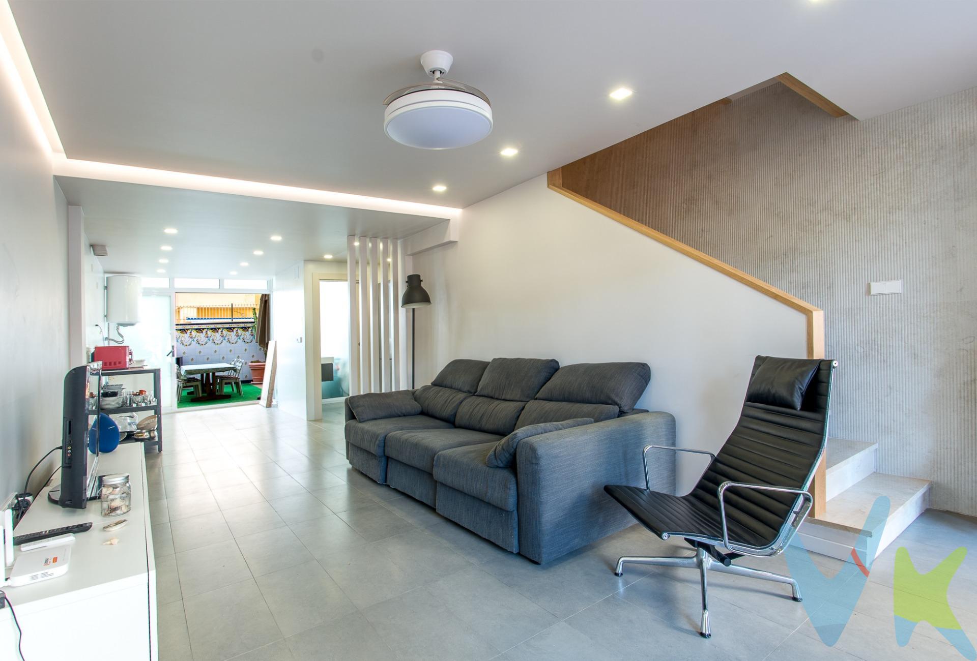 . Crea tu nuevo refugio en La Manga, KM 14, más que una casa, una experiencia de vida junto al mar. Justo después del icónico Puente del Estacio, se esconde una joya entre dos mares: una vivienda adosada que combina comodidad, diseño y una ubicación privilegiada. Desde el primer momento, te recibe un acogedor porche, perfecto para disfrutar de los atardeceres o de una lectura tranquila al sol. Al cruzar la puerta, la planta baja se abre con un **amplio salón comedor** que se funde con una **cocina abierta**, moderna y funcional, pensada para disfrutar cada momento en familia o con amigos. Desde aquí, accedes a un **patio trasero privado**, ideal para comidas al aire libre o momentos de relax. Un aseo de cortesía completa esta planta, aportando practicidad al día a día. En la primera planta, el descanso cobra protagonismo: **tres dormitorios luminosos**, dos baños (uno de ellos en suite), y una distribución pensada para ofrecer privacidad y confort. Y si buscas inspiración o un rincón especial… la **buhardilla con terraza** te está esperando. ¿Te imaginas un espacio de trabajo con vistas o un lugar donde ver las estrellas?. En el sótano, te sorprenderán **65 m² de espacio multifuncional**: aparcamiento privado, zona de juegos, gimnasio, sala de cine.. tú decides cómo disfrutarlo. Todo ello reformado con materiales de primera calidad, cuidando cada detalle. Además, la urbanización cuenta con una **piscina comunitaria** que hará las delicias de grandes y pequeños durante el verano. Una vivienda pensada para disfrutar todo el año en una de las zonas más tranquilas y exclusivas de La Manga. . 