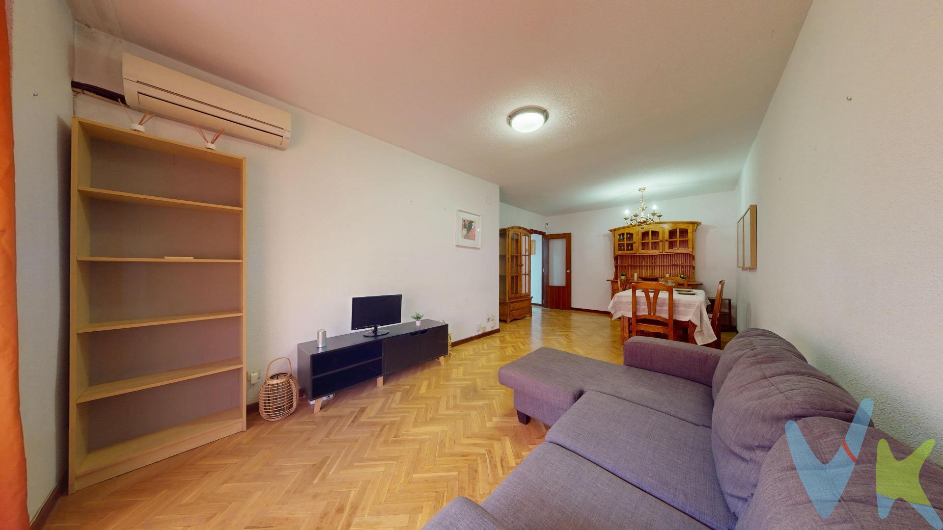 ¡Gran oportunidad inmobiliaria en Puente de Vallecas! Se vende vivienda en la calle Venancio Martín 19, situada en el consolidado barrio de Numancia. Una ubicación estratégica con altísima demanda de alquiler y excelente rentabilidad para inversores, o perfecta como primera vivienda.El inmueble se encuentra en una calle tranquila, residencial y rodeada de todos los servicios necesarios: el Centro de Salud Numancia a pocos metros, colegios, comercios locales y supermercados. Además, está muy próximo al emblemático Parque del Cerro del Tío Pío (conocido popularmente como el parque de las Siete Tetas), ideal para pasear, hacer deporte y disfrutar de las mejores vistas de Madrid. Vivienda espectacular de 2 dormitorios dobles uno de ellos en suite, salón independiente con mirador, cocina con vitroceramica independiente con acceso a un tendedero, 2 cuartos de baño uno con bañera y otro con plato de ducha con mámpara. Las calidades son las siguientes, suelos de praquet y gres, puertas interiores de madera de sapelli, exteriort blindada, aire acondicionado bomba frío y calor en salón y dormitorio en suite, armarios empotrados en hall y dormitorios, ventanas de aluminio y miradores en salón y dormitorios. Finca de 1992 de las más nuevas de la zona adaptada para personas con movilidad reducida y ascensor, con la ITE favorable. El entorno cuenta con lo siguiente: . -	Transporte: Metro Nueva Numancia línea 1, varios autobuses nº54, nº57, nº58, nº10, nº310. -	Educación: Colegio Divina Pastora, Nueva Numancia, Colegio Nuestra Señora de la Estrella, IES Vallecas I, Colegio Tajamar. -	Centros de salud; Peña Prieta. (Con todo tipo de especialistas y urgencias). -	Supermercados: Carrefour Market, Mercadona, Alcampo, Prima Prix, Ahorramás. -	Centros deportivos: Centro Deportivo Municipal Wilfred Agbonavbare: . -	Comunicación en cuanto a carreteras Cercano a A-3 y M-30. No se la juegue con una de las compras más importantes de su vida, 30 años en la zona nos avalan. En cumplimiento de lo dispuesto en el artículo 20 del Texto Refundido de la Ley General para la Defensa de los Consumidores y Usuarios, en su redacción vigente desde el 28 de diciembre de 2025, se informa expresamente de que el precio publicado no incluye los impuestos ni los gastos adicionales derivados de la compraventa, tales como el Impuesto de Transmisiones Patrimoniales o el IVA en su caso, Actos Jurídicos Documentados, aranceles notariales y registrales u otros gastos inherentes a la operación, los cuales se determinarán en función del precio final de cierre de la compraventa. El precio final ofertado respeta la normativa reguladora de precios que resulte aplicable. Asimismo, la presente operación devengará honorarios de intermediación profesional equivalentes, como máximo, al 3% del precio final de compraventa, más el IVA vigente, que serán abonados por la parte compradora.