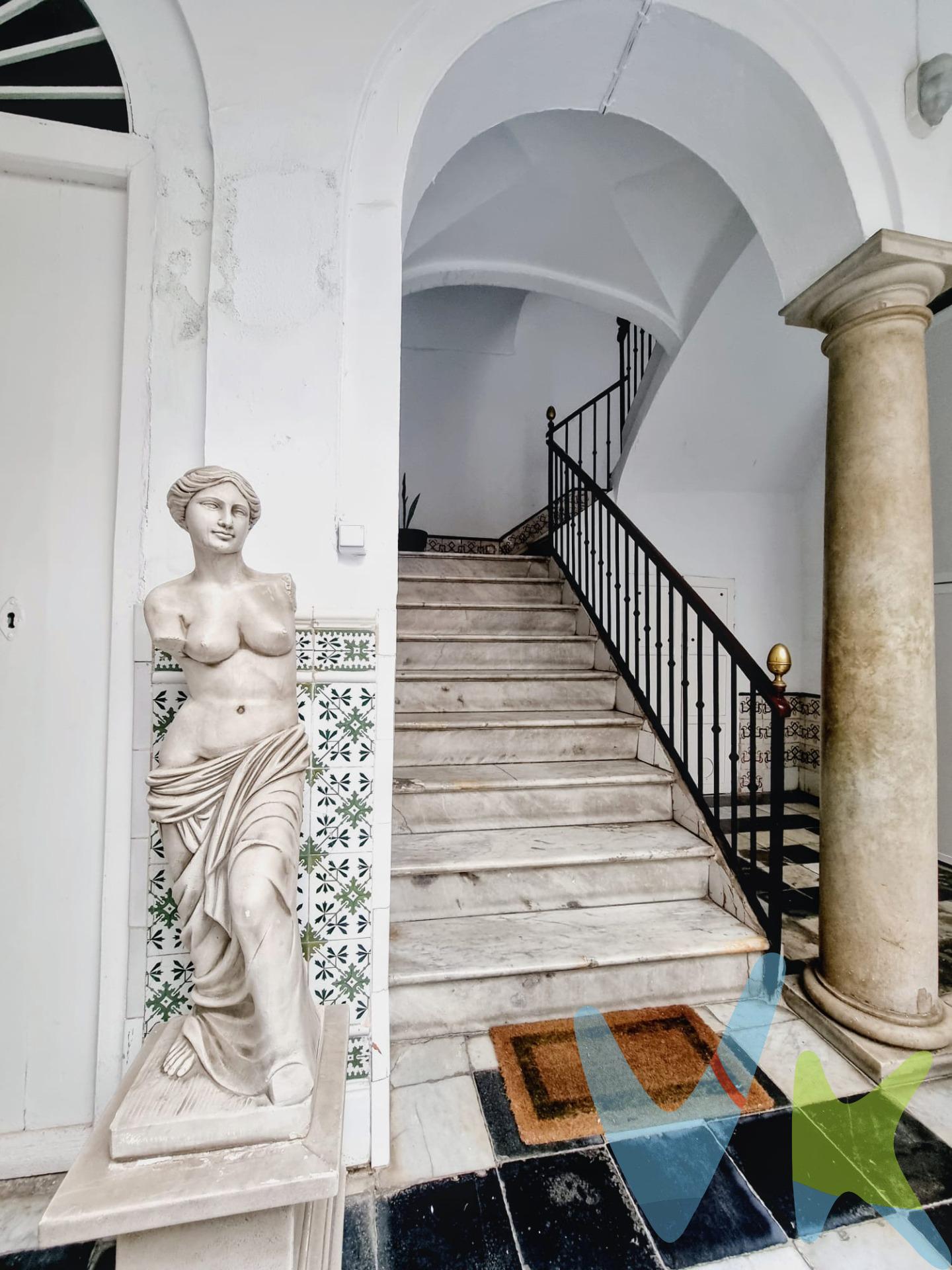 ¡No busques más! Este increíble piso situado en pleno centro de la hermosa ciudad de Cádiz es justo lo que necesitas. Con una ubicación privilegiada, este luminoso, amplio y espectacular piso, te brinda todo el encanto del casco histórico gaditano. Junto a la PLAZA DE  SAN FRANCISCO y LA maravillosa ALAMEDA APODACA. Con techos altos y ventanas grandes, disfrutarás de muchísima luz natural durante todo el día. Dispone de un hermoso y acogedor salón podrá reunir a toda la familia y amigos. La cocina es grande e impecablemente decorada para satisfacer a cualquier chef amateur o profesional; con un precioso comedor para más comodidad donde podrás degustar tus platos favoritos. El piso tiene 4 habitaciones amplias, para que toda la familia pueda disfrutar de un buen descanso. -La primera habitación,  dormitorio principal,  incluye su propio CUARTO DE BAÑO y un VESTIDOR PRIVADO– ¡perfecto para organizar toda tu ropa sin tener que preocuparte por nada!. Dispone de dos amplias habitaciones EXTERIORES . - La segunda habitación,  cuenta con un BALCÓN elegante donde podrás relajarte mientras tomas tu café o lees un libro al fresquito. - la tercera habitación  dispone de  un espectacular CIERRO GADITANO que bañará esta preciosa estancia con su luz natural. -La cuarta habitación puedes ser utilizada como despacho,  sala de estudio con capacidad para un amplio escritorio o como sala de juegos que hará las delicias de los  los más pequeños. El cuarto de baño tiene  placa ducha, un baño con mucho estilo..  cómodo y con un bonito diseño. Este espectacular piso tiene mucho carácter gracias a sus detalles arquitectónicos únicos combinados perfectamente con elementos contemporáneos como aire acondicionado en el salón y comedor, además cuenta con sistema de calefacción con radiadores en todas las estancias de la casa. Ubicación es inmejorable, rodeado de Plazas, restaurantes para degustar la maravillosa gastronomía gaditana, calles comerciales, paradas de autobús, de taxis, cercana a la estación de trenes, farmacias, colegios, gimnasios..todo lo que necesita al alcance de su mano. *Posibilidad de ascensor en estudio, por lo  que pronto podrás tener un atractivo más en esta preciosa finca típica gaditana. ¡No dejes escapar esta oportunidad y contacta con nosotros!. *Honorarios, gastos e impuestos relativos a la compra, no incluidos en el precio. *El consumidor tiene  a su disposición la ficha informativa de la vivienda.