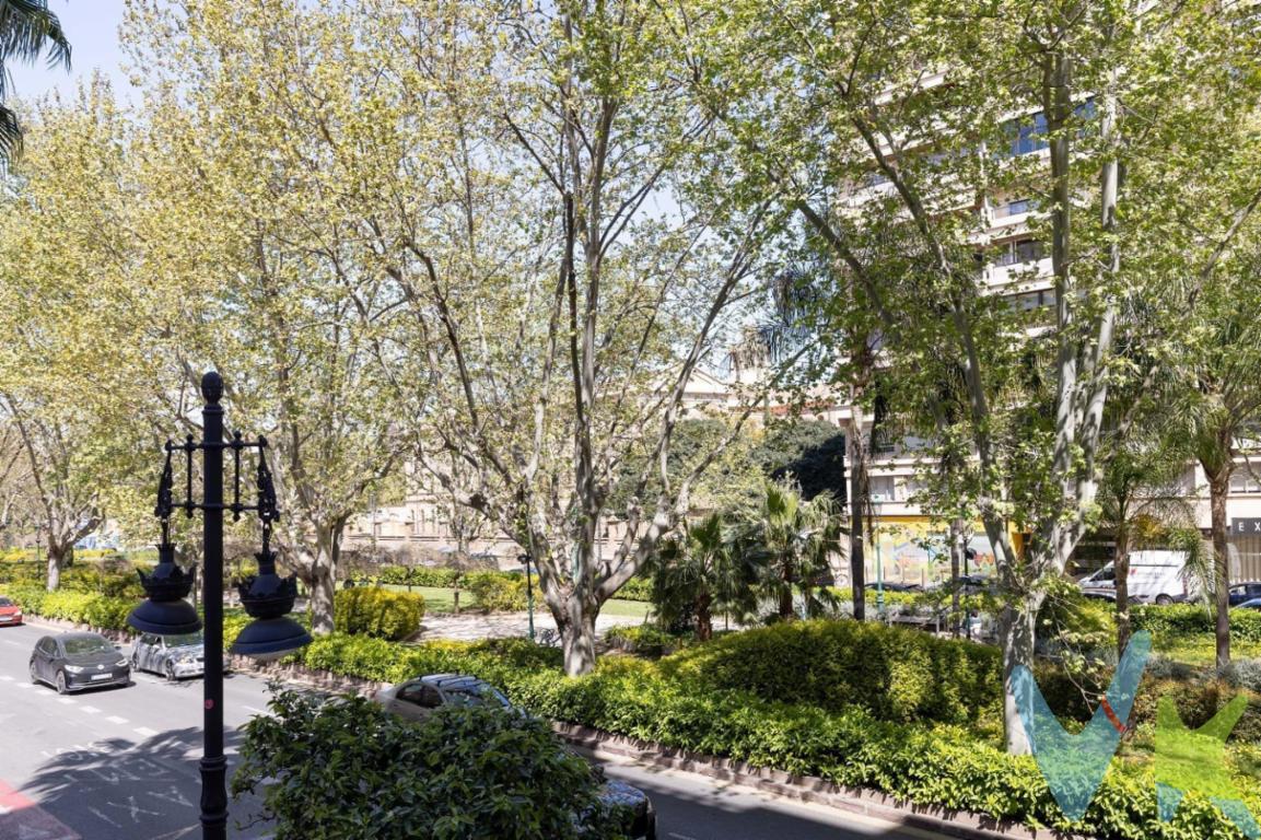 Se ofrece plaza de garaje en el conocido Edificio 2000, una ubicación práctica y bien comunicada, ideal para quienes buscan comodidad y seguridad para su vehículo. La plaza cuenta con un tamaño medio-grande en longitud, lo que permite no solo aparcar un coche, sino también aprovechar el espacio trasero para moto, bicicletas o almacenamiento adicional. En cuanto al acceso, es importante tener en cuenta que la plaza dispone de un pilar en la entrada y, además, el vehículo colindante es de grandes dimensiones, lo que reduce el espacio de maniobra. Por este motivo, la plaza resulta especialmente cómoda para coches pequeños o de tamaño compacto. Aun así, su longitud y versatilidad la convierten en una opción interesante para quienes buscan una plaza funcional con espacio extra en una zona con alta demanda de aparcamiento. Disponible de inmediato. Para más información o concertar una visita, no dudes en contactar.