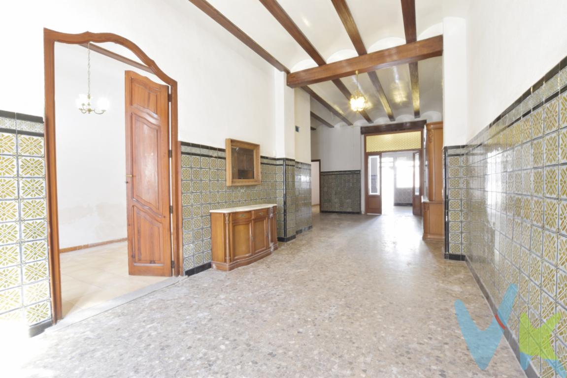 ¿Estás buscando una casa típica de pueblo valenciana? Estas de enhorabuena. Te ofrecemos una casa de pueblo distribuida en dos plantas con mucho encanto rústico y a la vez con muchas posibilidades para adaptarla a tus necesidades y con espacio para lo que siempre has soñado. La parcela de 190m2 tiene espacio para un corral, un lavadero, un paellero y lo mejor... terreno para tu huerto ecológico, incluso con gallinero. ¿Que más se puede pedir? En piso primero toda una sala diáfana, de algo más de 60m2 dan rienda suelta a tu imaginación por sus techos de madera  y acceso directo tanto a una terraza trasera de unos 20m2 pisable como a una balcón con vistas a la calle. Vivirás muy cerca del centro, de la parada del metro y en una zona de casas unifamiliares ¿Quieres más información? Llámanos y hacemos realidad tu proyecto de vida.¿Te gustaría enterarte en primicia de nuestros inmuebles en alquiler y venta? En VIVEKU.ES los publicamos con unos días de antelación.Contamos con 30 años de experiencia acreditada y nuestro objetivo es garantizarle un servicio de compra humano, ético, de calidad, fácil y seguro. Nuestro equipo lo integran agentes con la titulación AIR (Agente Inmobiliario Registrado) y Agentes Certificadores de la categoría Premium en certificación de inmuebles y debidamente registrados en el Registro de Agentes de Intermediación de la CV (RAICV 0743). Consulte en nuestras reseñas de Google lo que opinan los clientes que ya han trabajado con nosotros.El precio del inmueble no incluye los honorarios de la agencia que ascienden al 3% del precio final del inmueble más el 21% de IVA, ni los gastos de notaría y registro de la propiedad (que están sujetos a aranceles y varían dependiendo del precio de escrituración), ni los impuestos (que en la Comunidad Valenciana varían dependiendo del precio del inmueble y de las características personales del comprador). 