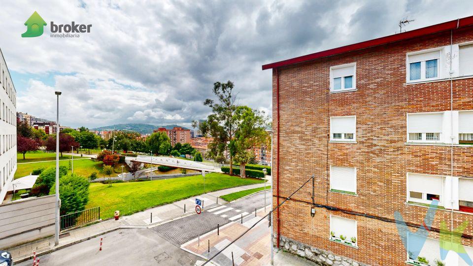 SAN VICENTE, 3 HABITACIONES CON BALCÓN Y PRECIOSAS VISTAS
¡¡¡ EXCLUSIVA !!! ¿Quieres vivir en una de las zonas más bonitas de Barakaldo, por un precio asequible, tener unas vistas preciosas y completamente despejadas y además tener todo a un paso? Si es así, esta casa te puede interesar.
En San Vicente, justo al lado de la residencia Sanitas, INMOBILIARIA BROKER vende un coqueto piso con muchísima luz y muy soleado, en un sitio ideal si te gusta pasear, pues está rodeado de zonas verdes y a un paso del Jardín Botánico.
Cuenta con 3 habitaciones (una de ellas convertida en VESTIDOR), sala abierta, cocina completamente equipada y un baño con ventana y ducha. Desde la sala, se accede a un BALCÓN con orientación sur, desde el que disfrutar de unas maravillosas vistas al monte. 
Tiene una altura muy cómoda, pues se trata de un 2º sin ascensor, Es ideal como primera vivienda o como inversión. 
CALLE CON ZONA PARTICULAR DE APARCAMIENTO junto al portal.
La vivienda se encuentra en buen estado de conservación y se queda amueblada, así que puedes ENTRAR A VIVIR e ir poniéndola a tu gusto poco a poco. Cuenta con TOMA DE GAS NATURAL en el edificio.
Para tu comodidad, TENEMOS LLAVES, así que llámanos y vamos a verlo.
Usamos tecnología 3D, para que puedas ver la vivienda con total realidad. Así, en la visita todo será más fácil a la hora de tomar decisiones.
Gastos de gestión del 2900 € (+IVA) a cargo del comprador, no incluidos en el precio.
Colegiado API 584. Trabaja con verdaderos profesionales.