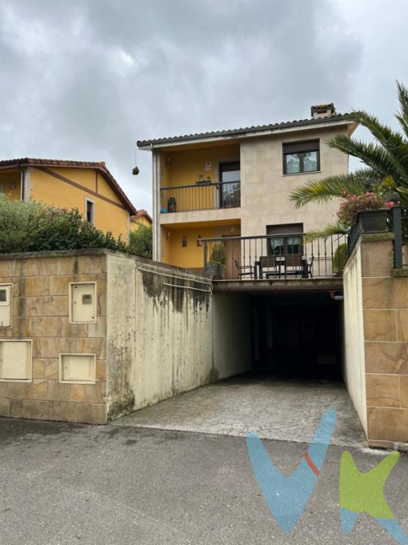 Vendemos chalet pareado por porche en Santillana del Mar, en Barrio Herran, próximo al centro histórico, gran oportunidad de vivir en uno de los pueblos más bonitos de Cantabria y España. El chalet está ubicado en una zona tranquila, rodeado de praderas. Está en buen estado para entrar a vivir, compuesto de tres planta: semisotano un gran garaje para 3 coches, despensa o cuarto trastero, planta baja, salón comedor, cocina, baño, una habitación, porche lateral y terraza frontal; primera planta, 3 habitaciones, 2 baños (uno de los baños en la habitación principal). Rodea a la casa un jardin de 337 m2, justo para disfrutar. El chalet está en perfecto estado, para entrar a vivir. 