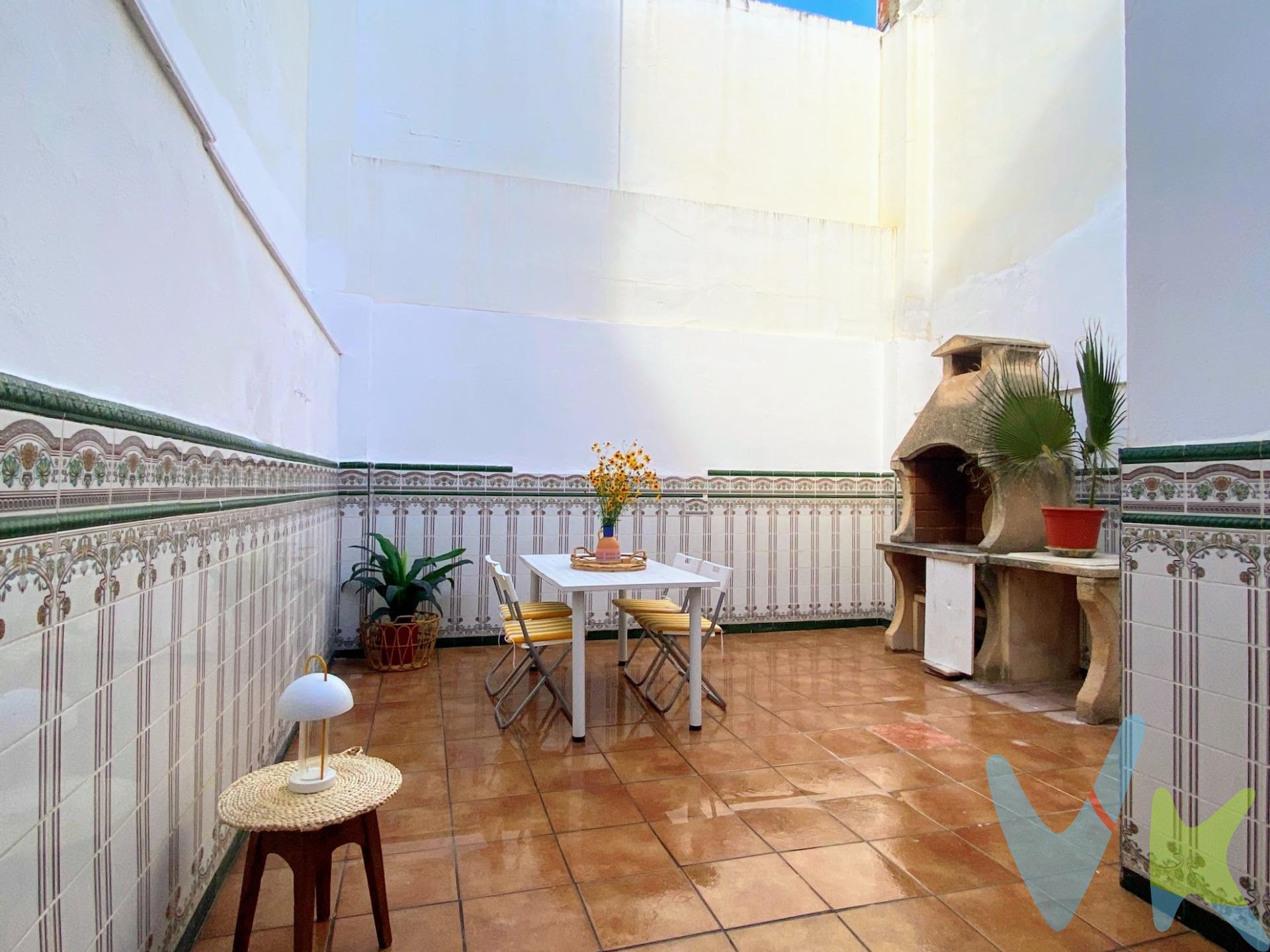 Casa de pueblo en Massalfassar con el encanto de siempre, a solo 5 minutos de la playa. Hay viviendas que simplemente se visitan y otras que se sienten como un hogar desde el primer momento. Esta casa de pueblo es una de ellas. Ubicada en una calle prácticamente peatonal, donde únicamente acceden los vecinos y el tráfico es mínimo, ofrece la tranquilidad y la calidad de vida que cada vez buscan más familias. Aquí podrás disfrutar del silencio, de la seguridad para los niños y del ambiente de pueblo que resulta difícil encontrar tan cerca de Valencia. Dispone de un agradable patio interior que aporta luz natural y ventilación durante todo el año, además de amplios dormitorios y espacios con un enorme potencial para adaptarlos a cualquier estilo de vida. Uno de sus grandes atractivos es su excelente ubicación. En apenas 5 minutos en coche o 15 minutos en bicicleta podrás disfrutar de las playas de la costa valenciana, mientras que Valencia capital se encuentra perfectamente comunicada gracias al rápido acceso a la V-21, la proximidad al metro y a la estación de Cercanías, permitiendo llegar cómodamente al centro de la ciudad. Massalfassar es uno de esos municipios que aún conserva la esencia de un pueblo tranquilo, pero con todos los servicios necesarios para el día a día. Cuenta con centro de salud, colegio, instalaciones deportivas, piscina municipal, comercios de proximidad, zonas infantiles y una excelente oferta de servicios, convirtiéndose en una opción ideal para quienes desean vivir con mayor calidad de vida sin renunciar a la cercanía de Valencia. Si buscas una vivienda con personalidad, amplitud, patio privado y la tranquilidad de un entorno residencial, esta casa representa una oportunidad difícil de encontrar en la zona. Una vivienda pensada para disfrutar del espacio, la tranquilidad y el auténtico estilo de vida mediterráneo. Por mandato expreso del propietario, comercializamos este inmueble en EXCLUSIVA, lo que le garantiza un servicio de calidad, un trato fácil, un proceso sencillo, rápido y sin interferencias de terceros. Por este motivo, se ruega no molestar al propietario, a los ocupantes de la propiedad, a los vecinos o conserjes del edificio o urbanización si los hubiera. Muchas gracias por su comprensión. Si Usted es agencia inmobiliaria y tiene un cliente para este inmueble, llámenos, estaremos encantados de colaborar en esta y otras operaciones. Para más información sobre el inmueble, o concertar una visita, consulte por la inmobiliaria "GESTIÓN DE VIVIENDAS", Llamadas o WhatsApp al +34 646 064 371. Gestión de Viviendas es una Agencia Registrada con el Nº 5.928 en el Registro Obligatorio de Agentes Inmobiliarios de la Comunitat Valenciana, según el DECRETO 98/2022, de 29 de julio, del Consell, por el que se regula el Registro de Agentes de Intermediación Inmobiliaria de la Comunitat Valenciana. El precio del inmueble no incluye los honorarios de la agencia que ascienden al 3% del precio final del inmueble, ni los gastos de notaría y registro de la propiedad (que están sujetos a aranceles y varían dependiendo del precio de escrituración), ni los impuestos (que en la Comunitat Valenciana varían dependiendo del precio del inmueble y de las características personales del comprador). Los datos expuestos son ofrecidos por terceros, meramente informativos y se suponen correctos. Nuestra empresa no garantiza su exacta veracidad. La oferta está sujeta a errores, cambios de precio, omisión y/o retirada del mercado sin previo aviso. . 