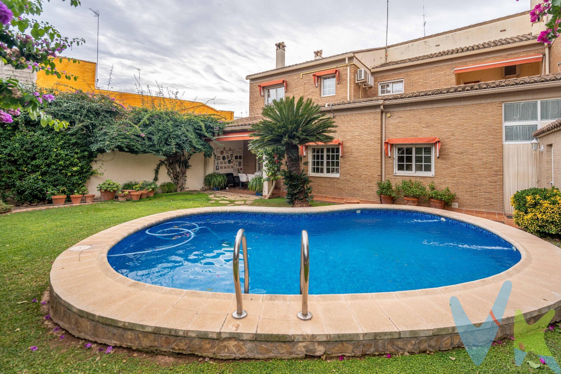 En el corazón de Canals se alza esta magnífica vivienda independiente de dos plantas, una propiedad única que combina el confort más moderno con la elegancia de los materiales nobles. Con 285 m² de casa y 330 m² de parcela, ofrece un espacio amplio, luminoso y pensado para disfrutar cada día con plenitud. Desde el primer paso, un vestíbulo amplio y distinguido marca el tono de toda la casa. El diseño interior destaca por sus acabados de primera calidad, con suelos de mármol y parquet, carpintería de madera, ventanas climalit y un encantador salón principal donde una pared panelada aporta carácter y calidez. El salón se abre al jardín y crea un ambiente perfecto para convivir en familia. La cocina, muy espaciosa y funcional, cuenta con una salita anexa también orientada al jardín, además de una despensa y un lavadero de gran tamaño con acceso directo al exterior. En esta planta se encuentra también una habitación adicional y un aseo, así como un garaje amplio con puerta motorizada y entrada directa a la vivienda. La escalera de mármol, elegante y cómoda, conduce a la planta superior. Un distribuidor armónico da paso a cuatro habitaciones muy amplias y dos cuartos de baño completos, creando un entorno perfecto para que cada miembro de la familia disfrute de su propio espacio con total privacidad. El exterior es otro de los grandes atractivos. Un jardín precioso, completamente consolidado con césped, buganvillas y vegetación cuidada, rodea la casa y ofrece un ambiente fresco y acogedor. La piscina, junto a una agradable terraza, se convierte en el escenario ideal para comidas familiares, tardes de relax y encuentros con amigos durante todo el verano. La vivienda está equipada con calefacción por radiadores en todas las estancias y splits de aire acondicionado, garantizando el máximo confort en cualquier época del año. Todo esto, dentro del casco urbano de Canals, supone un auténtico lujo: la tranquilidad de una casa independiente con la comodidad de tener todos los servicios a tu alcance. Una propiedad pensada para vivir con amplitud, armonía y bienestar. Una casa que no solo se visita, sino que se siente. Por mandato expreso del propietario, comercializamos este inmueble en exclusiva, lo que le garantiza el acceso a toda la información. Por este motivo, se ruega no molestar al propietario, a los ocupantes de la propiedad o a los vecinos. Muchas gracias por su comprensión. Si usted es agente inmobiliario y tiene un cliente para este inmueble, llámenos: estaremos encantados de colaborar. 