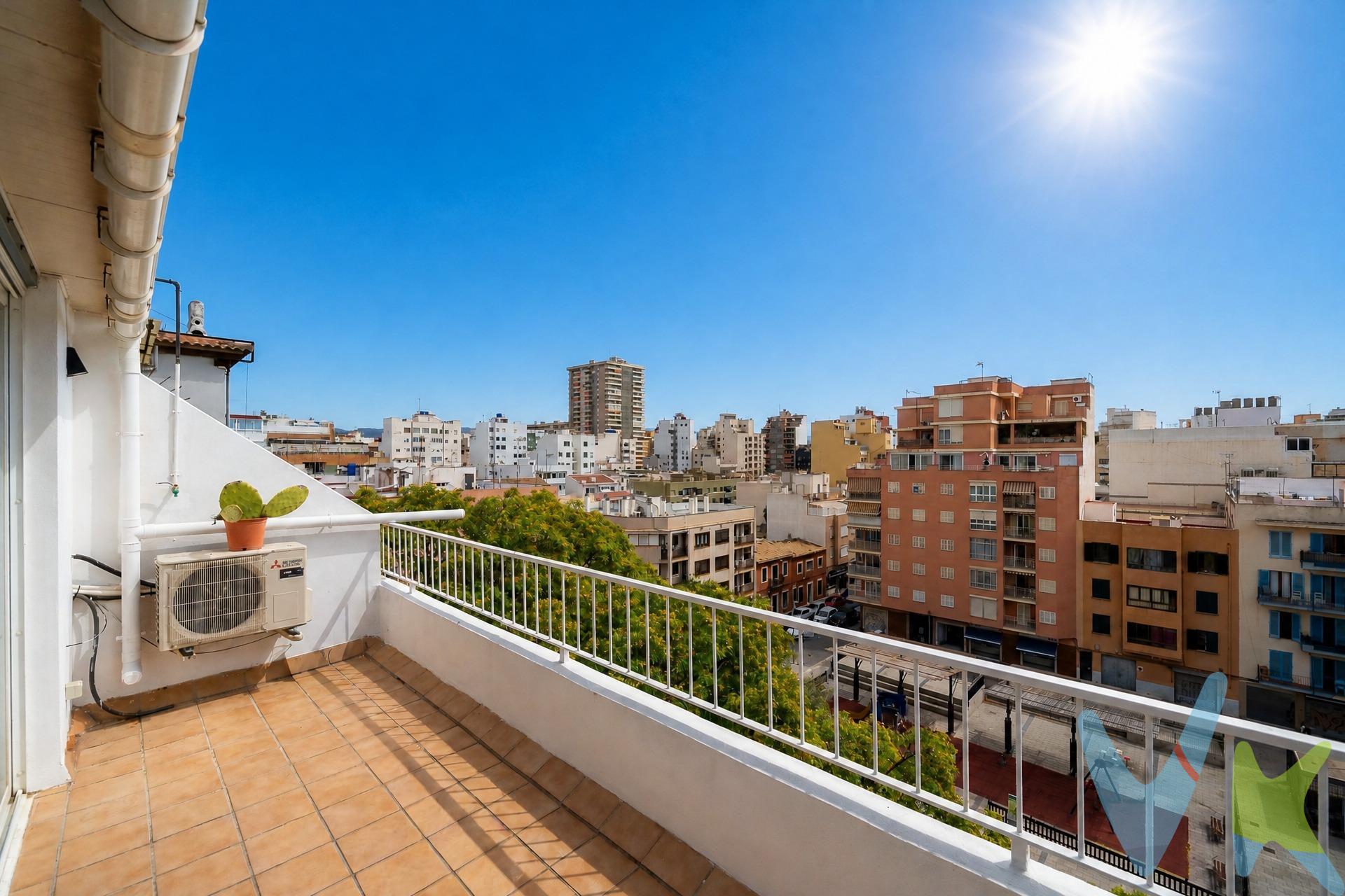 🌟 ¡Bienvenido a tu nuevo hogar en CAMP DEN SERRALTA! 🌟 Este fabuloso piso ático es como un sueño hecho realidad: cuenta con una increíble terraza para disfrutar del sol ☀️ y vistas despejadas, donde incluso se puede admirar el imponente Castillo de Bellver 🏰. Aunque solo tiene 64 metros cuadrados según escritura, la distribución inteligente lo hace sentir amplio y luminoso 💡. Ideal para parejas jóvenes, singles o familias que busquen vivir cerquita del bullicio de Santa Catalina 🎉. ¿Qué sorpresas te trae este lugar? 😍 . - Un dormitorio principal espectacular con armario empotrado 👗👔 y baño en suite 🚿. - Cocina abierta al comedor 🥘🍽️ creando un espacio perfecto para tus cenas (¡y fiestas!) junto al salón ⭐. - Acceso a una encantadora terraza cerrada que amplía aún más el área social 🍹📖. Además, viene completamente amueblado 🤩💼; simplemente llega con tus maletas. Y no olvides ese segundo dormitorio preparado como despacho 📚🖥️.. ¡perfecto si trabajas desde casa! 🔑✨ ¿Listo para empezar esta nueva aventura?. *El precio de venta (380.000 €) incluye los honorarios de agencia, asumidos por la propiedad. No incluye los impuestos ni los gastos de compraventa a cargo del comprador: ITP (Impuesto de Transmisiones Patrimoniales) con un tipo efectivo aproximado entre el 8% y el 10%, así como gastos notariales y registrales (en torno al 1%–1,5%). Importes orientativos sujetos a la normativa vigente y a las circunstancias particulares del comprador.