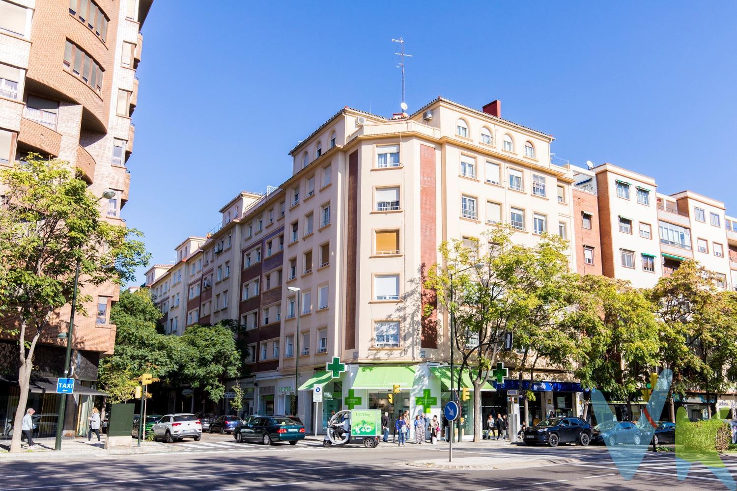 C/ Pedro María Ric. Vivienda distribuida en dos habitaciones individuales y una doble, cocina con una gran despensa y baño con ducha. Situada en una de las mejores zonas de Zaragoza haciendo esquina con Camino las Torres lo cual te permite unas vistas despejadas y mucho Sol en la vivienda. El edificio ha recibido ya muchas mejoras como cambio de ascensor, puerta automática del edificio, las instalaciones de agua del edificio se han cambiado recientemente etc.. Inspección técnica de edificios (ITE) favorable con fecha de 2022. Dispones de todos los servicios a un paso de la vivienda y cerca del parque Miraflores a parte de estar en el mismo centro de Zaragoza. El precio no incluye gastos de impuestos ni intermediación inmobiliaria.