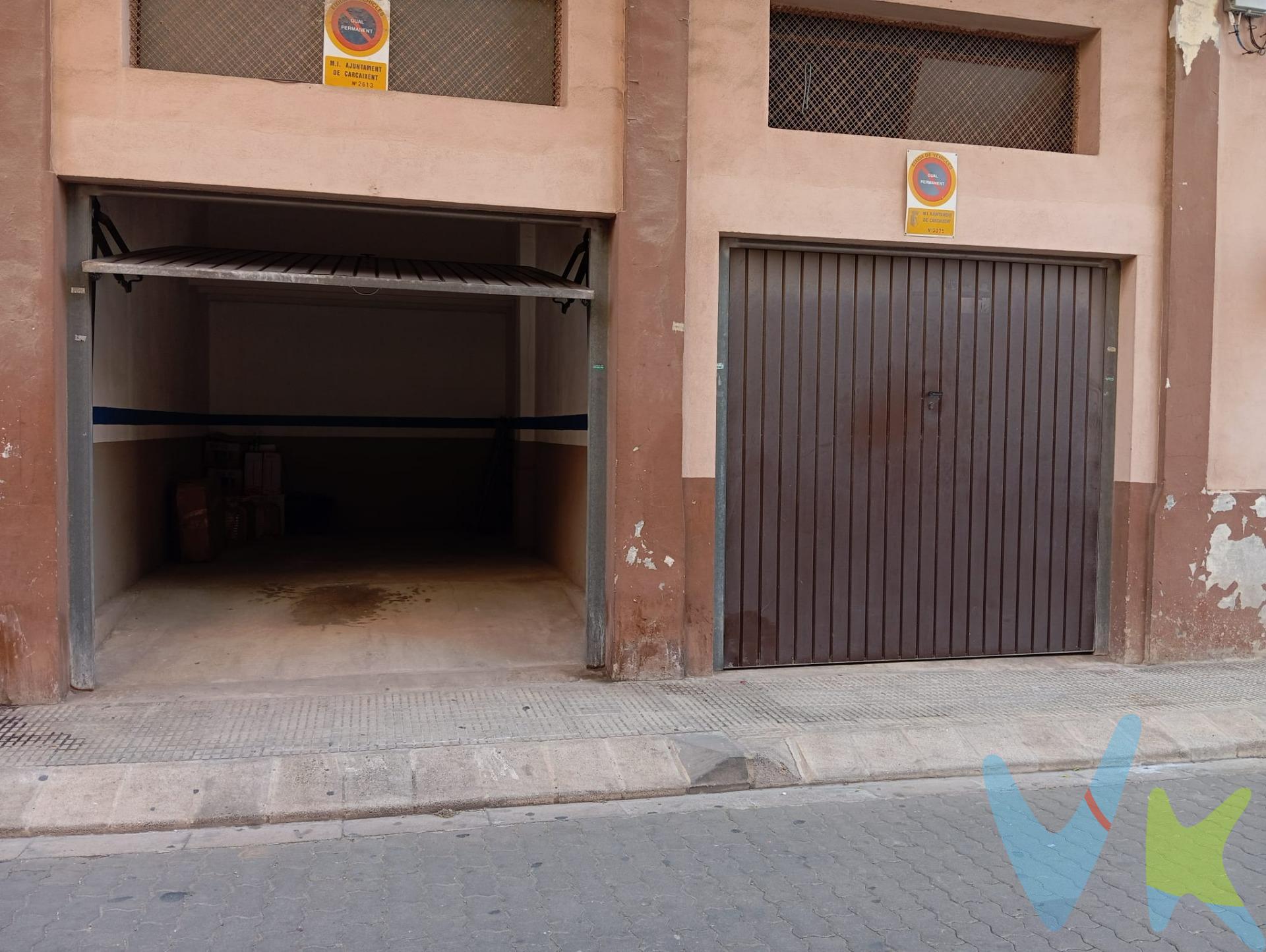 🚗 Cochera independiente en Carcaixent – excelente ubicación y precio. Se vende cochera independiente de 14 m² (2,73 x 5,20mts) en Carcaixent (Valencia), situada en calle General Prim, 31, esquina. La cochera se encuentra en perfecto estado de conservación, lista para utilizar desde el primer día. Dispone de:. - Puerta levadiza de una hoja de 2,30mts de ancho, muy  cómoda y práctica. - Altillo en toda la pared frontal, ideal para guardar herramientas, utensilios o material de almacenaje. - Fácil acceso y amplias maniobras, gracias a su ubicación en una zona esquinera con calles muy anchas, donde no se aparcan coches. Entorno y servicios cercanos:. Ubicada en una zona tranquila y bien comunicada, con vistas despejadas y todos los servicios a mano: Colegios, estación de tren, centros comerciales, centro médico y hospital. 💰 Precio inmejorable — auténtica oportunidad. No deje pasar esta ocasión y venga a verla sin compromiso.