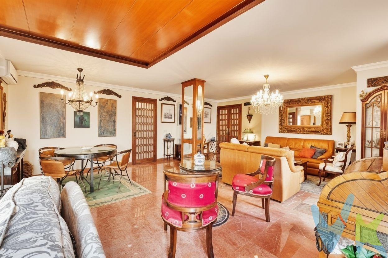 Imagínate entrando en un piso de 174 m2 que ocupa toda la planta del edificio: al abrir la puerta, ves un salón amplio y luminoso, bañado por la luz sur, con vistas al mar que se asoman entre los edificios de Playa de Levante. El silencio te recibe de inmediato, gracias a unas, ventanas renovadas con aislamiento térmico y acústico que dejan fuera el ruido de la ciudad; solo se percibe, si prestas atención, el rumor lejano del mar, a menos de 300 metros de la puerta. Recorre el espacio y siente la diferencia: sin vecinos pared con pared, con un salón que antes eran dos terrazas y ahora respira como una única estancia diáfana para moverte con libertad. El aire acondicionado climatiza toda la vivienda, así que la temperatura es siempre agradable, y. los baños reformados —uno en suite— invitan al tacto con acabados nuevos. La cocina, con office y galería, se ve tan ordenada como funcional. Y cuando llegues a casa, nada de vueltas buscando aparcamiento ni escaleras con bolsas: bajas en ascensor y tu propia plaza de garaje te espera justo abajo. Un hogar en un edificio de carácter, con detalles de inspiración morisca, para vivirlo, verlo y disfrutarlo con calma. ¿Sientes que puede ser tu nuevo hogar para tus días en Benidorm? Pues llama y agenda una visita para verlo. PVP 595.000€. Gastos e impuestos no incluidos en el precio. La compra conlleva impuestos y gastos de formalización para el comprador. A título orientativo se informa que en segundas transmisiones el ITP con carácter general en Valencia es del 9%, pudiendo existir otros tipos impositivos atendiendo a las circunstancias personales del comprador u otras circunstancias previstas legalmente. Base imponible del impuesto el mayor valor entre el precio de compraventa, la tasación o el valor de referencia catastral. En cuanto a los gastos de notaría y registro, en su caso, suelen oscilar aprox. entre 1,5% y 2,5% (aranceles variables según precio, n.º de copias y complejidad). El comprador elige notario. Si el comprador precisase de hipoteca: tasación, condiciones y costes bancarios serán según entidad elegida por el comprador, así como los gastos de gestoría, y cualesquiera otros gastos inherentes a la formalización de la compraventa que legalmente correspondan a la parte compradora, salvo pacto expreso en contrario con el vendedor. El consumidor tiene, conforme a la normativa vigente, a su disposición información y documentación adicional relativa al inmueble y condiciones de la compraventa, que podrá ser consultada en C/Joaquín Costa 4, bajo 46005 Valencia o urbe2@remax.es. Honorarios de mediación inmobiliaria a cargo del COMPRADOR: (3% del precio final de venta más IVA (21%), salvo otro pacto.); y de VENDEDOR (según acuerdo con el mismo). Se informa al consumidor que la agencia actúa como intermediaria inmobiliaria en la operación, estando cualquier eventual compraventa y sus condiciones sujeta a la aceptación expresa del propietario-vendedor y a la posterior formalización del correspondiente contrato.