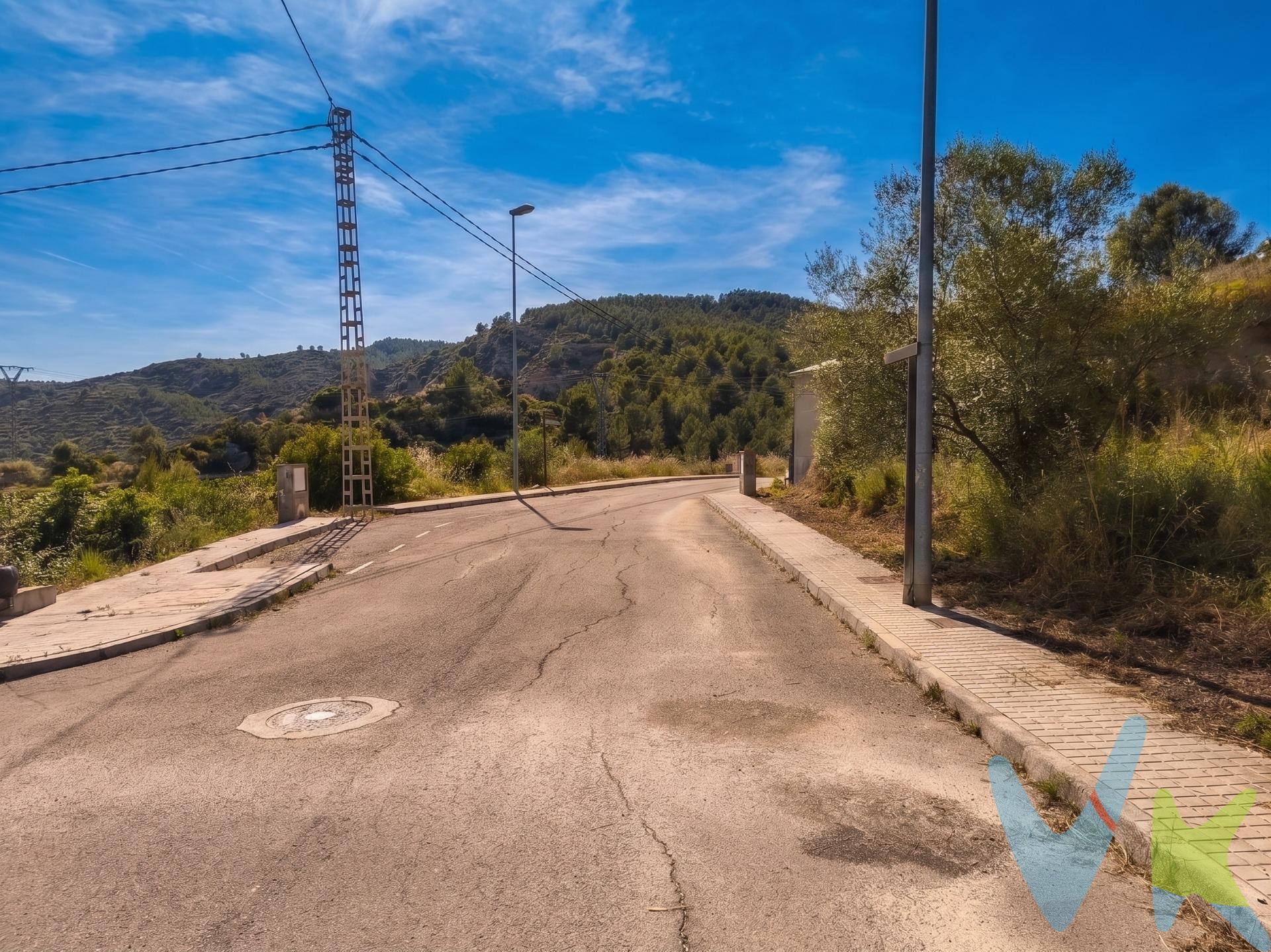 ¿Buscas el lugar perfecto para construir la casa de tus sueños o desarrollar tu próximo proyecto?. Te presentamos esta fantástica parcela urbana de 405 metros cuadrados ubicada en la encantadora localidad de Ribesalbes, en un entorno tranquilo, natural y con excelentes vistas. La gran ventaja de este terreno es su viabilidad inmediata y su comodidad: cuenta con la urbanización completamente terminada a pie de parcela. Características y servicios a pie de parcela:. Aceras perfectamente pavimentadas y alumbrado público en funcionamiento. Posibilidad de conexión a la red de alcantarillado general, agua potable y luz. VENTA:. PVP 80.000€. Gastos e impuestos no incluidos en el precio. La compra conlleva impuestos y gastos de formalización para el comprador. A título orientativo se informa que en segundas transmisiones el ITP con carácter general en Valencia es del 9%, pudiendo existir otros tipos impositivos atendiendo a las circunstancias personales del comprador u otras circunstancias previstas legalmente. Base imponible del impuesto el mayor valor entre el precio de compraventa, la tasación o el valor de referencia catastral. En cuanto a los gastos de notaría y registro, en su caso, suelen oscilar aprox. entre 1,5% y 2,5% (aranceles variables según precio, n.º de copias y complejidad). El comprador elige notario. Si el comprador precisase de hipoteca: tasación, condiciones y costes bancarios serán según entidad elegida por el comprador, así como los gastos de gestoría, y cualesquiera otros gastos inherentes a la formalización de la compraventa que legalmente correspondan a la parte compradora, salvo pacto expreso en contrario con el vendedor. El consumidor tiene, conforme a la normativa vigente, a su disposición información y documentación adicional relativa al inmueble y condiciones de la compraventa, que podrá ser consultada en C/Joaquín Costa 4, bajo 46005 Valencia o urbe2@remax.es. Honorarios de mediación inmobiliaria a cargo del COMPRADOR: (3.000€ del precio final de venta más IVA (21%), salvo otro pacto.); y de VENDEDOR (según acuerdo con el mismo). Se informa al consumidor que la agencia actúa como intermediaria inmobiliaria en la operación, estando cualquier eventual compraventa y sus condiciones sujeta a la aceptación expresa del propietario-vendedor y a la posterior formalización del correspondiente contrato.