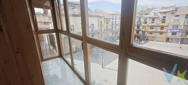 🏡 Piso en venta en Plaza de España, Calatayud – Ubicación privilegiada. Vive en pleno centro histórico de Calatayud, en un piso listo para entrar a vivir desde el primer día. Situado en Plaza de España, disfrutarás de un entorno único, rodeado de todos los servicios: estación AVE, estación de autobuses, hospital, colegios, comercios y zonas de ocio. ✨ Características principales:. Superficie muy bien distribuida con estancias amplias y luminosas. 3 dormitorios: principal de 20 metros con baño en suite (7 metros), segundo de 15 metros  y tercero de 10 metros . 2 baños completos, uno con ducha y otro con bañera. Salón de 24 metros , perfecto para reuniones y descanso. Cocina independiente de 16 metros, amplia y funcional. Terraza acristalada de 5 metros, ideal como espacio extra. Garaje opcional. 🏗️ Calidades:. Aire acondicionado por conductos y calefacción individual de gas ciudad. Suelos de mármol, ventanas Climalit y armarios empotrados. ✅ Piso de alta calidad y en perfecto estado, pensado para disfrutar de la máxima comodidad en el corazón de la ciudad. 📍 Una oportunidad única para quienes buscan vivir en el centro de Calatayud, en una vivienda espaciosa, moderna y lista para habitar. El precio no incluye impuestos, gastos de notaría, registro ni honorarios de intermediación. Este anuncio tiene carácter informativo y no es contractual. Puede estar sujeto a errores o modificaciones.