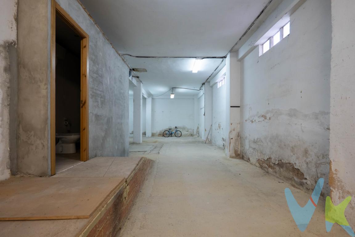 Se ofrece local a pie de calle con 103 m² construidos, ubicado en la calle Alarcón, a escasos metros del centro de la ciudad, en una zona de gran tránsito peatonal y visibilidad.Características principales:Oportunidad perfecta para inversores o emprendedores que busquen un local funcional en una transitada y cercana al centro de la ciudad.Posibilidad de adaptarlo a tienda, oficina, consulta o cualquier negocio.Ubicación estratégica cerca de comercios, servicios y transporte.Acceso directo desde la vía pública, cómodo y práctico para clientes.Fachada a la calle, ideal para exposición o escaparate.103 m² construidos, distribuidos en un espacio diáfano y adaptable a cualquier actividad comercial. Se informa a los interesados que el precio de venta indicado no comprende los honorarios al comprador de la agencia inmobiliaria, el Impuesto de Transmisiones Patrimoniales (ITP) ni los gastos asociados a la compraventa (notaría, registro de la propiedad y otros)