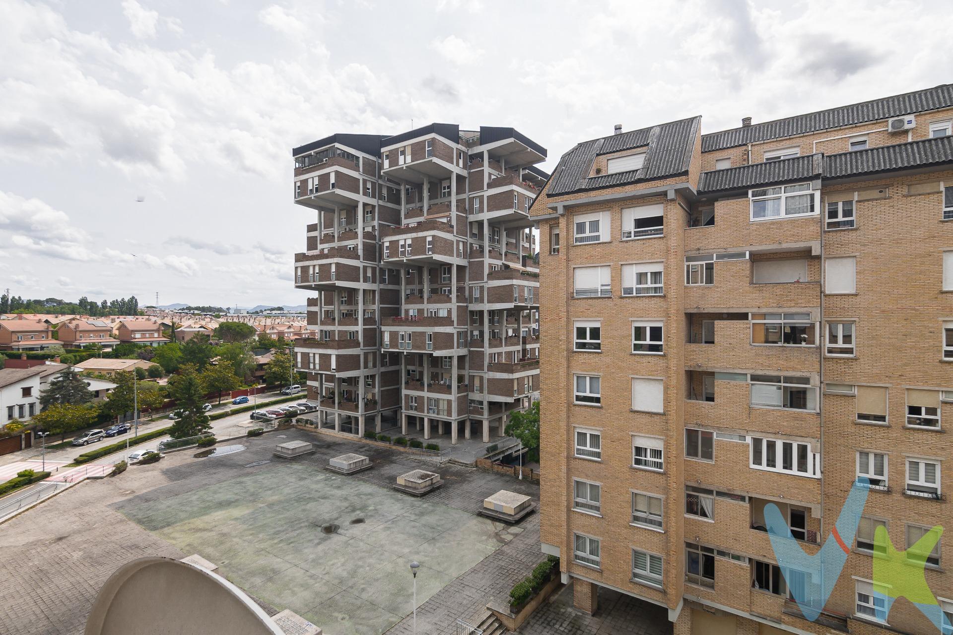 ¡EN VENTA! Piso reformado  totalmente amueblado de 65 m² construidos (60 m² útiles), ubicado en una quinta planta con ascensor, en una de las zonas más céntricas y con mejor dotación de servicios de Zizur Mayor. A escasos minutos del Ayuntamiento y rodeado de tiendas, supermercados, cafeterías, transporte público y zonas verdes. Distribución funcional:. - Salón-comedor de 15,85 m², amplio y con excelente luz natural. - Cocina independiente de 2,60 m² abierta al salón. - Tres dormitorios (entre 10 y 11 m²), todos con armarios empotrados. - Baño completo equipado con plato de ducha. - Plaza de garaje en semisótano incluida en el precio.  Otras características destacadas:. Piso completamente amueblado, ideal para entrar a vivir desde el primer día. Calefacción central, agua caliente mediante contador individual. Gastos de comunidad: 105 €/mes (con calefacción central incluida). Mejoras: instalación eléctrica reformada, ventanas cambiadas, persianas eléctricas, baño  reformado y con plato de ducha, cocina completamente reformada.. Su ubicación privilegiada, con todos los servicios a mano y conexión rápida con Pamplona, lo convierte en una excelente opción tanto para vivir como para invertir. ¿Te interesa? Llámanos sin compromiso y agenda tu visita. Los datos y superficies indicados en este anuncio son aproximados y tienen un carácter meramente informativo, sin valor contractual. El precio de venta no incluye impuestos ni gastos derivados de la transmisión.