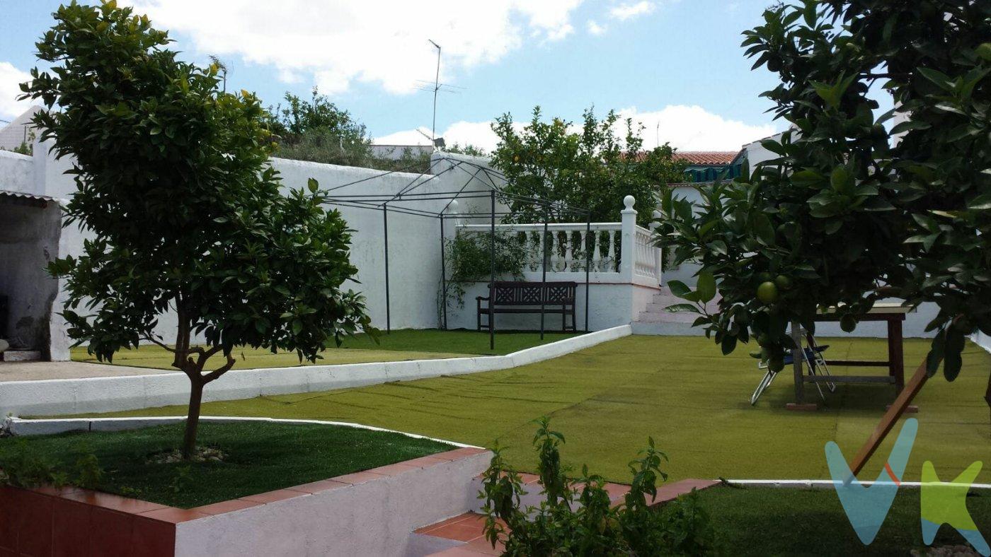 El Pedroso, Sierra Norte de Sevilla, naturaleza, tranquilidad, gastronomía...un lugar único para tener una segunda residencia, pasar las vacaciones, los fines de semana...  .  La casa se sitúa en zona céntrica del pueblo, sobre una parcela de 353m2 con un bonito patio de 200m2 aproximadamente con suelo de gres donde podrá pasar maravillosa veladas, reuniones con amigos, barbacoas...en él nos encontramos con un estupendo trastero/leñero, además cuenta con una bonita zona de jardín con árboles frutales y una habitación de invierno con chimenea.  .  Consta de 100m2 construidos distribuidos en una sola planta.  .  El hall nos abre paso hacia un salón comedor de paso con chimenea, muy acogedor y confortable.  .  La cocina se encuentra amueblada y equipada con electrodomésticos.  .  La casa cuenta con tres dormitorios exteriores, uno de ellos con armario empotrado y aseo integrado, además dispone de un baño completo con bañera de hidromasaje.  .  Las ventanas son de aluminio, las puertas de madera y el suelo de gres. Dispone de un split de aire acondicionado en salón.  .  Exterior, muy luminosa, cómoda y confortable, amueblada y lista para disfrutarla!!!.  .  No se lo piense más, llámenos para visitarla!!!.  .  .  Informamos a nuestros clientes compradores que el precio de venta no incluye lo siguiente: Honorarios de la agencia inmobiliaria, Impuestos (I.T.P., I.V.A. o A.J.D., en su caso) ni otros gastos de la compraventa (gastos de Registro de la Propiedad, Notaría, Gestoría ni de posible Financiación). Documento D.I.A. a disposición del consumidor según Decreto 218/2005 Junta de Andalucía.  