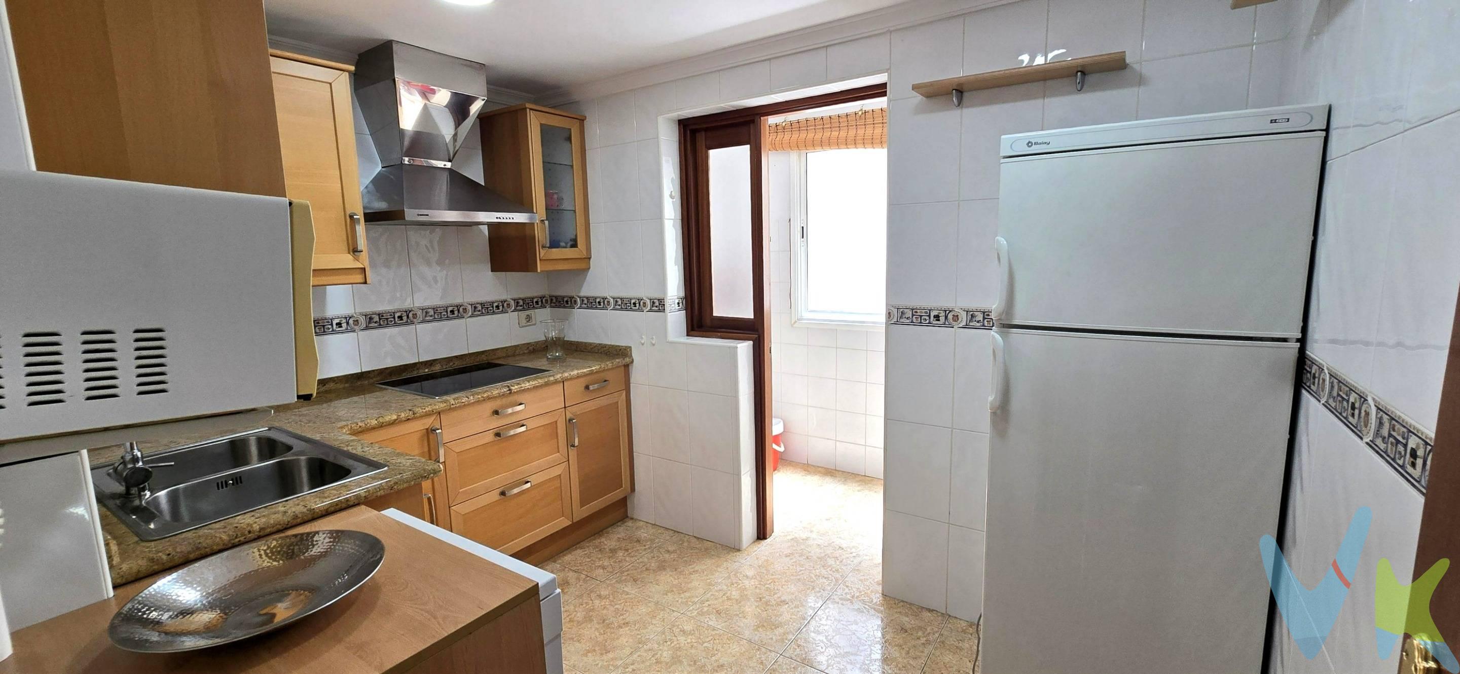 Amplio y luminoso piso con terraza, garaje y ascensor en Vecindario. ¡Listo para entrar a vivir! Magnífica vivienda de 99 m², más plaza de garaje de 13 m2, situada en una ubicación privilegiada, en plena avenida principal de Vecindario, pero en un entorno tranquilo y cómodo. La vivienda destaca por su amplitud, luminosidad y excelente estado de conservación, ya que ha tenido muy poco uso. Además, se han realizado diversas mejoras, entre ellas la cocina, los cerramientos y las contraventanas, por lo que ofrece un hogar confortable sin necesidad de reformas. La distribución es cómoda y funcional y cuenta con:. Un amplio salón-comedor con acceso a una agradable terraza cerrada, perfecta como zona de descanso, despacho o espacio adicional. 3 dormitorios, ideales tanto para una familia como para disponer de habitaciones adicionales para invitados o teletrabajo. Cocina independiente con práctica solana. Un baño completo y una plaza de garaje incluida. . El edificio cuenta con ascensor desde el garaje. Una ubicación para disfrutar de todo a mano. El edificio se encuentra en una zona especialmente cómoda para el día a día. Justo al lado hay una parada de guaguas y dos parques infantiles, además de contar en el propio entorno con banco, peluquería y restaurantes. A pocos minutos encontrarás centros comerciales y todo tipo de servicios, como supermercados, farmacias, bancos, restaurantes, ferreterías y comercios, haciendo posible realizar prácticamente todas las gestiones cotidianas sin necesidad de grandes desplazamientos. Una vivienda para entrar a vivir. Si buscas un piso amplio, cuidado, luminoso y bien ubicado, con 3 dormitorios, terraza, ascensor y garaje, esta puede ser una excelente oportunidad tanto como vivienda habitual como inversión. Ven a visitarlo y descubre todo lo que puede ofrecerte. Información adicional: el precio de venta no incluye gastos de notaría, registro e impuestos asociados. Los datos proporcionados son orientativos y podrían estar sujetos a errores u omisiones involuntarias. 