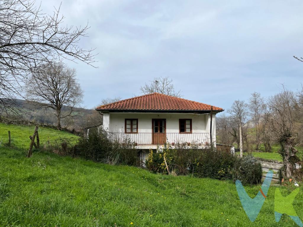 Situada en el pintoresco Barrio de San Andrés, entre el río y la montaña, esta casa independiente, representa una oportunidad única para quienes valoran la autenticidad cántabra y buscan crear un hogar que refleje sus propios sueños en un entorno con encanto. Esta propiedad que antiguamente era una casa ganadera, conserva el carácter y la autenticidad de la arquitectura tradicional del norte de España. Actualmente, la vivienda brinda una magnífica oportunidad de reforma integral para adaptar cada rincón a tus gustos y necesidades. Con posibilidades de ampliación, puedes transformar la antigua cuadra y el pajar en estancias adicionales, creando un hogar aún más espacioso y funcional, ideal para el disfrute familiar o para desarrollar áreas personalizadas.  Rodeada de naturaleza y verdes paisajes, es un auténtico refugio de tranquilidad.  Ubicada a escasos minutos de la zona urbana de Los Corrales de Buelna, combina la serenidad de su entorno rural con la comodidad de tener servicios cercanos.  La única banda sonora es la de la naturaleza: el trino de los pájaros y el mugir de las vacas, proporcionando el ambiente perfecto para quienes desean una vida en contacto con la naturaleza, sin estar completamente aislados. Al estar en terreno rústico, a la casa no le llega el saneamiento público y tampoco el suministro de agua. Todos los gastos que conlleve esta obra, será por cuenta del futuro comprador.
