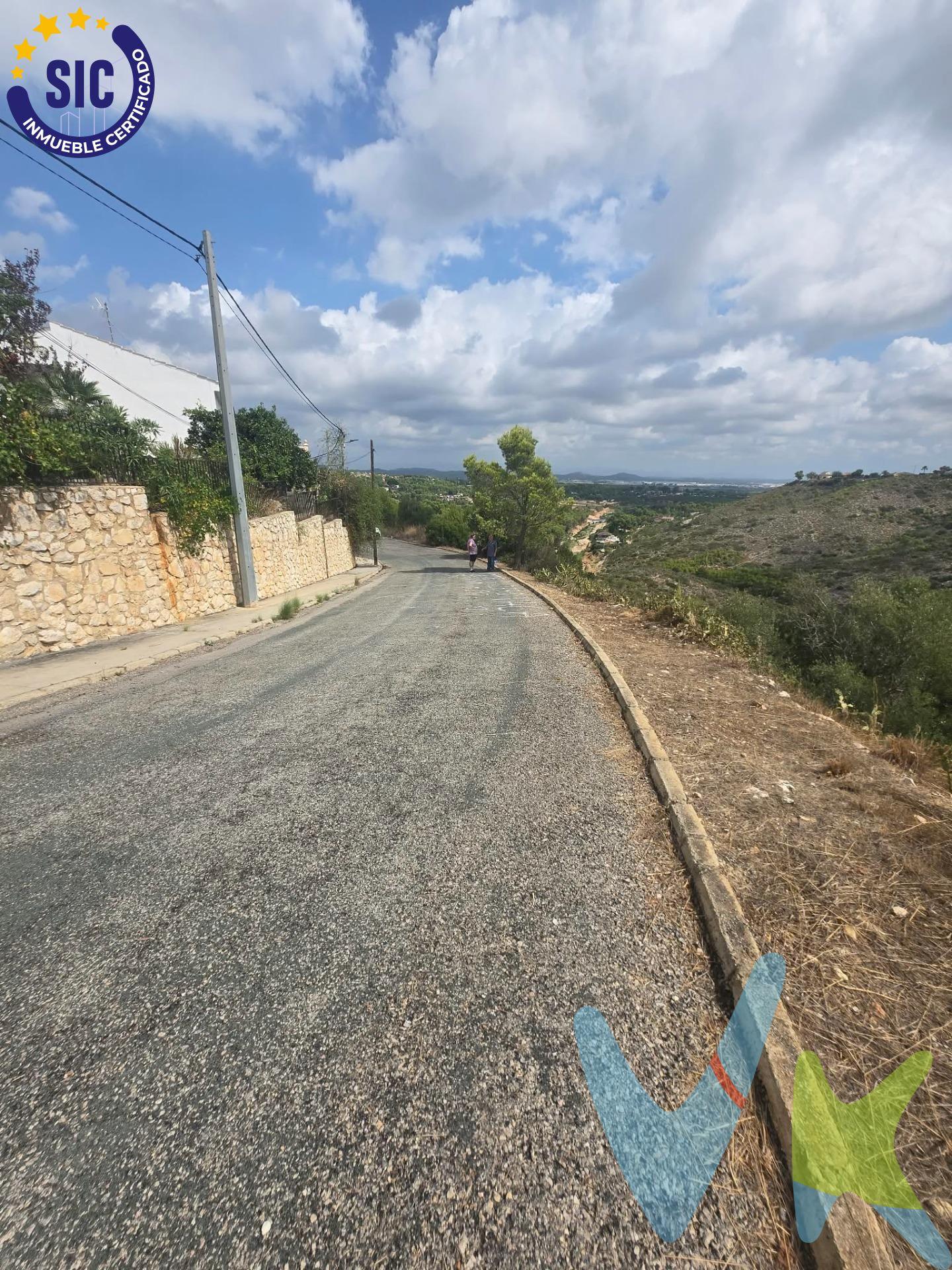 Presentamos una excelente oportunidad inmobiliaria constituida por una parcela de 3.570 m2, en Cumbres de Calicanto. Se emplaza en una suave ladera orientada hacia el entorno natural de la Sierra Perenchisa, lo que garantiza vistas panorámicas despejadas y abiertas sobre el valle y la masa forestal, libres de contaminación visual o construcciones inmediatas que obstaculicen el horizonte. El suelo cuenta con naturaleza urbana registrada, lo que brinda un marco óptimo para la formulación de un proyecto residencial unifamiliar de alta gama (parámetros de edificabilidad, ocupación y alturas concretas sujetos a verificación de cédula urbanística municipal). VENTAJAS COMPETITIVAS Y PUNTOS CLAVE. Dimensión y privacidad: Sus más de 3.500 m2 permiten el desarrollo de un proyecto arquitectónico representativo (vivienda unifamiliar aislada de gran formato, zonas ajardinadas, piscina, áreas deportivas o espacios de ocio integrados en la naturaleza). Entorno residencial consolidado: se sitúa en un microclima residencial tranquilo, de baja densidad y caracterizado por chalets y villas independientes de uso residencial permanente o de segunda residencia de nivel medio-alto. Infraestructuras y accesos: La parcela dispone de fachada directa a vía pública totalmente asfaltada y acceso a las redes de suministros propias del suelo urbano consolidado de la zona. La urbanización Cumbres de Calicanto (Zona San Miguel / Sierra Perenchisa) destaca por ser uno de los enclaves residenciales consolidados más demandados de Valencia: Rápido acceso a las principales autovias permitiendo conectar con el centro de Valencia en 25 minutos y con el Aeropuerto Internacional de Valencia en unos 15 minutos. se encuentran centros educativos de reconocido prestigio (Colegio Internacional de Levante), el campo de golf El Bosque, centros médicos, supermercados, hostelería y líneas de autobús interurbano. Nota: La información descriptiva expuesta se basa en los datos registrales de la propiedad. Se recomienda a los interesados realizar las comprobaciones oportunas ante el Ayuntamiento de Torrent para concretar las determinaciones urbanísticas aplicables al proyecto pretendido. VENTA:. PVP 170.000€. Gastos e impuestos no incluidos en el precio. La compra conlleva impuestos y gastos de formalización para el comprador. A título orientativo se informa que en segundas transmisiones el ITP con carácter general en Valencia es del 9%, pudiendo existir otros tipos impositivos atendiendo a las circunstancias personales del comprador u otras circunstancias previstas legalmente. Base imponible del impuesto el mayor valor entre el precio de compraventa, la tasación o el valor de referencia catastral. En cuanto a los gastos de notaría y registro, en su caso, suelen oscilar aprox. entre 1,5% y 2,5% (aranceles variables según precio, n.º de copias y complejidad). El comprador elige notario. Si el comprador precisase de hipoteca: tasación, condiciones y costes bancarios serán según entidad elegida por el comprador, así como los gastos de gestoría, y cualesquiera otros gastos inherentes a la formalización de la compraventa que legalmente correspondan a la parte compradora, salvo pacto expreso en contrario con el vendedor. El consumidor tiene, conforme a la normativa vigente, a su disposición información y documentación adicional relativa al inmueble y condiciones de la compraventa, que podrá ser consultada en C/Joaquín Costa 4, bajo 46005 Valencia o urbe2@remax.es. Honorarios de mediación inmobiliaria a cargo del COMPRADOR: (3% del precio final de venta más IVA (21%), salvo otro pacto.); y de VENDEDOR (según acuerdo con el mismo). Se informa al consumidor que la agencia actúa como intermediaria inmobiliaria en la operación, estando cualquier eventualcompraventa y sus condiciones sujeta a la aceptación expresa del propietario-vendedor y a la posterior formalización del correspondiente contrato.