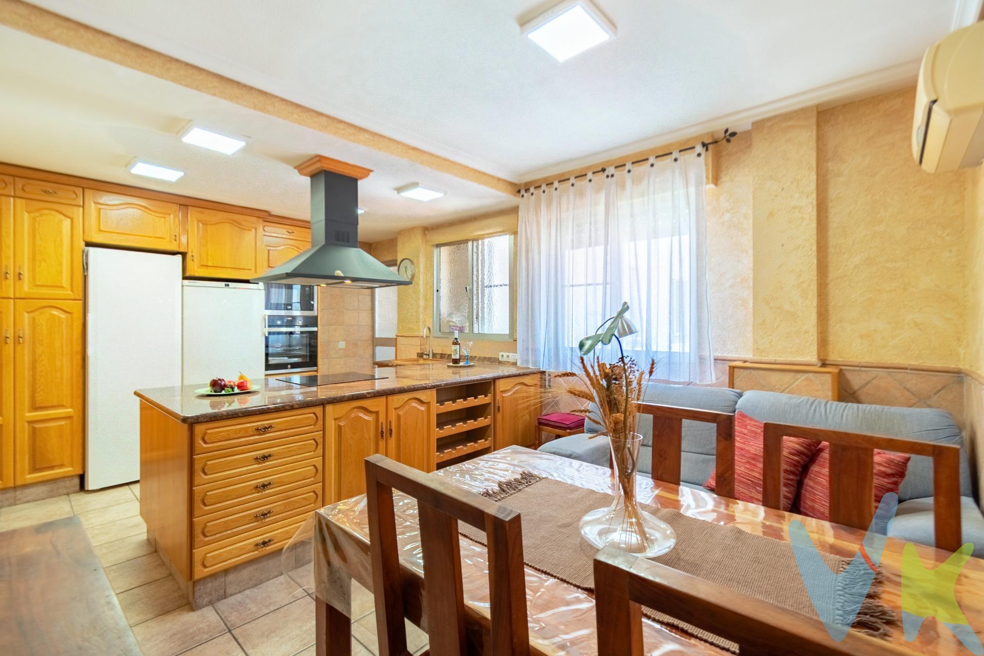 Vivienda en venta en Vila-real — Calle Zaragoza.   . Se ofrece espectacular vivienda situada en un octavo y último piso en la calle Zaragoza de Vila-real. El inmueble cuenta con tres  .  dormitorios, un baño completo, un aseo y un amplio salón comedor muy luminoso, perfecto para disfrutar en familia o con amigos. Todas y cada una de las estancias de la vivienda son amplias y con una gran luz natural, debido a su altura. . La cocina es independiente y está equipada con una isla central, zona de estar con sofá, mesa y sillas para comer dentro de la cocina...ideal para las comidas diarias en familia, con todo el menaje a mano, además dispone de galería, lo que le da un plus para dejar tu cesto de la ropa, lavadora y trastos que no quieres a la vista.  Dispone de aire acondicionado en  cocina y dormitorio principal, balcón y vistas despejadas, aportando mucha luz y sensación de amplitud. El edificio cuenta con ascensor y está ubicado muy cerca del centro de la ciudad, con todos los servicios a un paso: supermercados, colegios, farmacias y zonas verdes. Una oportunidad única para vivir en una vivienda cómoda, bien distribuida y con excelentes vistas en Vila-real. El municipio de Vila-real, se encuentra a 7 kilómetros de  Castellón y tiene tren de cercanías para desplazarte en caso de no coger el vehículo.  Muy buena comunicación con acceso directo a la N-340. ¿Qué mas puedes pedir?. Concreta cita para visitar la vivienda, te vas a enamorar de ella