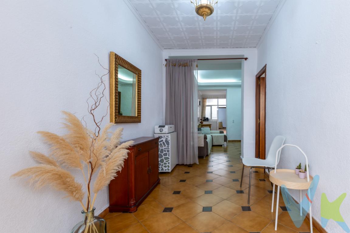 Casa independiente en Venta en Puçol en el carrer San Miquel ,en pleno casco histórico de Puçol En el encantador municipio de Puçol, se encuentra disponible una casa independiente única en su tipo de casas valencianas con sus patios , l\'andana i la pallisa , y la chimenea en medio del salón comedor para poder estar alrededor de la lumbre si asi se quisiera en los días de invierno ideal para quienes buscan un hogar lleno de historia y con todas las comodidades modernas. Esta propiedad, destinada a la venta, es una auténtica joya, construida originalmente en 1940, que ha sabido conservar el encanto de otra época al tiempo que se adapta a las necesidades actuales. Con dos amplias habitaciones,  en la planta primera esta vivienda representa una oportunidad perfecta para quienes desean disfrutar de un entorno acogedor y tranquilo.La residencia dispone de una terraza que ofrece un espacio maravilloso para relajarse mientras disfrutas del aire libre. Este lugar es perfecto para desayunar al sol o compartir una cena bajo las estrellas. Asimismo, cuenta con un balcón que proporciona vistas pintorescas del entorno, enriqueciendo aún más la experiencia de vivir aquí. No se han escatimado detalles para asegurar que cada rincón de esta casa resulte práctico y cómodo.Además de sus geniales características habitacionales, la casa incluye un trastero muy útil, permitiendo mantener el orden y aprovechar al máximo los espacios interiores. La propiedad ofrece un sistema de alcantarillado adecuado, garantizando así un servicio básico esencial sin preocupaciones. La infraestructura de la vivienda asegura una vida en comodidad y confort.La ubicación de esta vivienda es simplemente inmejorable. Se encuentra en una zona estratégicamente conectada gracias a la cercanía tanto de la estación de tren como de paradas de autobús. Esto hace que el desplazamiento dentro y fuera de Puçol sea sencillo, permitiendo disfrutar de lo mejor de ambos mundos: la paz de un entorno residencial y la facilidad de acceso a las principales urbes.Con sus tres  habitaciones, la casa es ideal tanto para parejas como para pequeñas familias que buscan establecerse en un hogar que ofrezca calidez y funcionalidad. Este inmueble no es solo una vivienda, sino una inversión a largo plazo en calidad de vida. La atmósfera que se respira al cruzar la puerta de entrada es de auténtico hogar, siendo su ambiente un verdadero refugio del bullicio de la cotidianidad.La construcción de 1940 proporciona a la casa una estructura robusta, combinada con actualizaciones y mejoras que aseguran la durabilidad de la vivienda. Cada espacio ha sido diseñado pensando en ofrecer comodidad y estilo, creando un equilibrio perfecto entre lo clásico y lo contemporáneo. La oportunidad de personalizar ciertos aspectos, además, permite que los nuevos propietarios pongan su propio sello en este hogar con historia.Visitar esta propiedad es descubrir un rincón lleno de potencial para convertirse en el lugar de tus sueños. El carácter acogedor de la casa invita a quedarse, a imaginar tardes en la terraza, mañanas en el balcón y momentos especiales en cada uno de sus rincones. La oportunidad de vivir en una casa como esta, en un lugar privilegiado como Puçol, es única. No dejes pasar la ocasión de conocer esta joya arquitectónica que podría convertirse en tu próximo hogar. Te invitamos a programar una visita para que puedas experimentar por ti mismo el encanto de esta singular vivienda.El precio indicado no incluye gastos ni otros conceptos. A tal efecto, se informa que al referido precio habrá que añadirle los gastos propios de la transmisión inmobiliaria, entre los que cabe enumerar los siguientes: honorarios notariales, impuesto al que se encuentre sujeta la transmisión , (Impuesto sobre el Valor Añadido o Impuesto sobre Transmisiones Patrimoniales y Actos Jurídicos Documentados, según el caso), gastos de inscripción en el Registro de la Propiedad.Por mandato expreso del propietario, comercializamos este inmueble en exclusiva, por lo que garantizamos un servicio de calidad, un trato fácil, sencillo y sin interferencias de terceros. Por este motivo, se ruega no molestar al propietario, a los ocupantes de la propiedad, a los vecinos, o conserjes del edificio o urbanización si los hubiera. Muchas gracias por su comprensión. Si usted es agencia inmobiliaria y tiene un cliente para este inmueble, llámenos, estaremos encantados de colaborar en esta y otras operaciones.Este inmueble se vende en cuerpo cierto y las medidas expuestas en el anuncio son aproximadas.