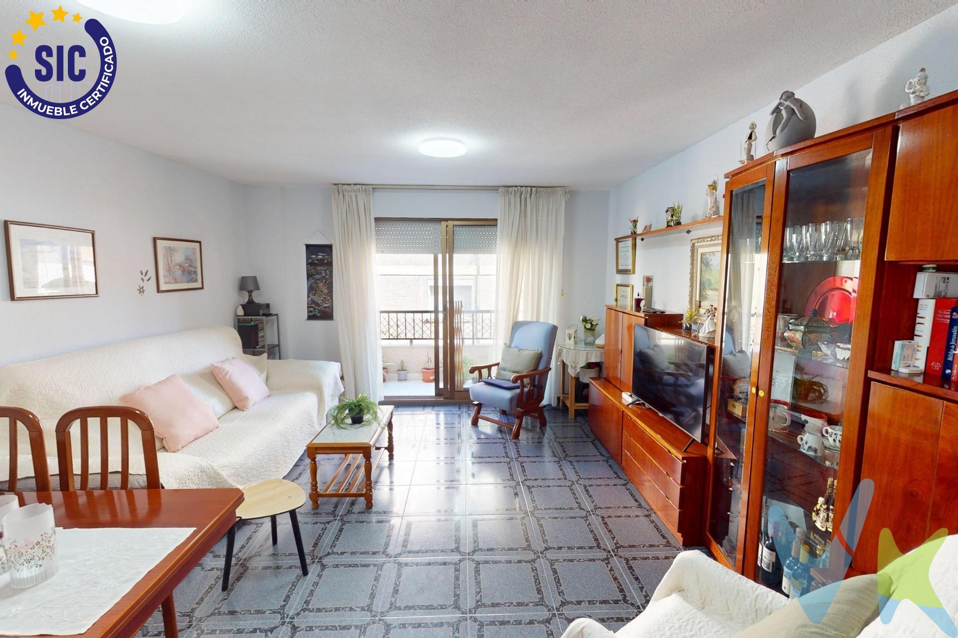 Presentamos esta excelente vivienda situada en la codiciada zona Sur de Castellón. Con un área total construida de 88 m², este hogar se distribuye inteligentemente para maximizar el espacio y la comodidad. Al entrar, te recibe un amplio hall que da paso a un luminoso comedor-salón con acceso directo a uno de los dos acogedores balcones que ofrece vistas al entorno urbano. La cocina está equipada y cuenta con una práctica galería adyacente ideal para aprovechar cada rincón del inmueble. La propiedad incluye una habitación principal espaciosa dotada también de salida a una soleada terraza privada perfecta para disfrutar momentos al aire libre. Además dispone de otra habitación sencilla adecuada tanto como dormitorio o estudio según las necesidades del propietario. En términos prácticos, no tendrás problemas por falta de almacenamiento gracias al trastero ubicado en la parte superior del edificio ni por aparcamiento ya que podrás contar con tu propia plaza dentro del mismo edificio. Ubicada estratégicamente cerca e integrada totalmente dentro del tejido urbano local donde puedes encontrar todos los servicios necesarios: colegios cercanos ideales para familias; farmacias accesibles; así como centros comerciales completos junto a paradas frecuentes de autobuses facilitando tu movilidad hacia otras zonas importantes.