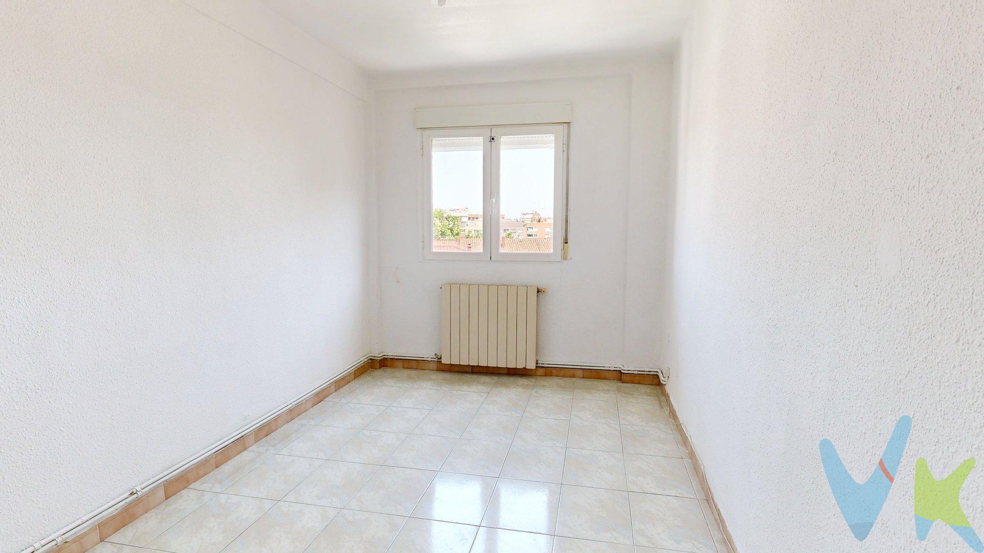 Un piso en La Jota, en Avenida de la Jota , no aparece todos los días. Este piso es una oportunidad para quien sabe ver más allá del estado actual. Para quien no busca una vivienda terminada, sino una propiedad con margen, ubicación y posibilidades reales. Ya sea para invertir y preparar un buen producto de alquiler, o para vivir en un hogar diseñado a medida, aquí hay una base interesante sobre la que construir algo con valor. La vivienda cuenta con 61 m² construidos y 56 m² útiles, distribuidos en 3 habitaciones: una doble y dos individuales. Su distribución permite crear una vivienda cómoda para una pareja o familia pequeña, ganar un despacho para teletrabajo, o reformar pensando en una distribución práctica y rentable para el alquiler. El piso necesita una reforma completa, y eso es precisamente lo que lo convierte en una oportunidad. Aquí no tienes que adaptarte a decisiones antiguas ni pagar por reformas que no encajan contigo. Puedes empezar de cero, elegir materiales, actualizar instalaciones y transformar la vivienda en un espacio actual, funcional y atractivo. Está situado en una sexta planta, lo que aporta altura, privacidad y una sensación de vivienda más despejada. Además, el edificio cuenta con ascensor recién reformado, un punto muy importante para vivir con comodidad y reforzar el valor de la propiedad como inversión. La vivienda dispone de calefacción individual de gas natural, aunque la caldera actual está inservible, y no cuenta con aire acondicionado. Es decir, hablamos de un piso para reformar con criterio, renovar lo necesario y dejarlo preparado para muchos años. La Jota es un barrio con vida: autobuses, colegios, zonas infantiles, comercios y todo lo necesario para el día a día. Un entorno cómodo y consolidado, perfecto tanto para vivir como para alquilar. Por eso este piso no debe mirarse solo como una vivienda para reformar, sino como una oportunidad de compra con recorrido: buena altura, ascensor actualizado, distribución aprovechable y ubicación con demanda. Si buscas un piso terminado, quizá este no sea para ti. Pero si buscas una oportunidad real para transformar, revalorizar y decidir cada detalle, este piso en Avenida de la Jota, 63 merece una visita. Ven a verlo y empieza a imaginar todo lo que puede llegar a ser. AVISO IMPORTANTE: Gastos e impuestos no incluidos. A título orientativo, en segundas transmisiones, el comprador abonará el Impuesto sobre Transmisiones Patrimoniales (ITP), tipo general en Aragón al 8% (*), calculado sobre el mayor valor entre precio de compraventa o valor de referencia catastral. También serán por cuenta del comprador los gastos de Notaría y Registro, según aranceles variables por precio, copias y complejidad. Si se precisa hipoteca: tasación, condiciones y costes bancarios según entidad elegida, gestoría y otros gastos inherentes a la compraventa. No se incluyen otros gastos o tributos que por Ley puedan corresponder al comprador. Operación sujeta a doble mediación. Existen honorarios a cargo del comprador, salvo pacto en contrario, no incluidos en PVP. El consumidor podrá solicitar información y documentación adicional relativa al inmueble, condiciones de la operación y servicio de mediación en oficina, teléfono o email. La agencia actúa como intermediaria; las condiciones quedan sujetas a aceptación expresa del vendedor y posterior contrato. La información corresponde a la disponible en la fecha de publicación y puede variar por circunstancias o actualizaciones legales, contractuales o fiscales. Anuncio meramente informativo. Para información sobre funcionamiento, tipos y bonificaciones del ITP en Aragón, puede consultarse el portal oficial de la Agencia Tributaria Autonómica. Tarifas notariales y registrales reguladas en el Anexo I del Real Decreto 1426/1989 y Anexo I del Real Decreto 1427/1989. Anuncio no vinculante, puede contener errores. 