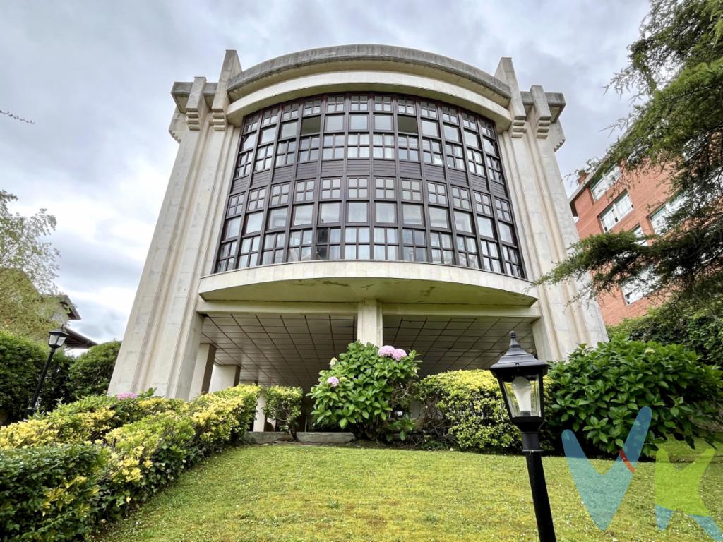Vivienda de lujo en Santander.336,45 m2 de elegancia y confort en cada rincón.Inmozenter presenta un lujoso dúplex en Santander, una verdadera joya arquitectónica situada en un elegante y emblemático edificio dentro de una selecta urbanización privada.Esta propiedad, distribuida en dos plantas, cuenta con puerta de acceso blindada ofreciendo una perfecta combinación de diseño, funcionalidad, seguridad y ubicación privilegiada, convirtiéndose en el hogar ideal para quienes buscan lo mejor.*Diseño y amplias estancias en planta baja de 122,89m2*Al entrar en este magnífico dúplex, nos recibe un amplio hall, 11,98m2, que establece la elegancia que predomina en toda la residencia.El salón, 55 m², está ingeniosamente diseñado para ofrecer tres ambientes distintos: el amplio comedor, una acogedora y central zona de estar y un rincón de lectura. Grandes ventanales inundan el espacio con luz natural y proporcionan vistas al mar y a la península de la Magdalena, creando un ambiente luminoso y relajante.La cocina independiente, 18,52m2, equipada con un office y despensa, además de un tendedero de 3,15m2, conforman un paraíso para los amantes de la cocina, combinando estilo y funcionalidad en un espacio donde cada detalle ha sido cuidadosamente considerado.Además, en esta planta encontramos un despacho versátil de 9,55m2, que puede transformarse en una habitación adicional según las necesidades del propietario, y un aseo de cortesía, 2,46m2, que completa la zona de día.**Calidez y Distinción en la Planta Superior de 139,52m2**Subiendo por la elegante y amplia escalera de madera, acedemos a la planta superior, donde la altura de 3,30 m es protagonista, y techos forrados de madera aportan una sensación de calidez y majestuosidad. Esta planta está dedicada al descanso y la privacidad, albergando cinco estancias diseñadas para el máximo confort. Contando con un pasillo de 13,74m2.La habitación principal de 27,56m2, concebida como una suite, cuenta con una zona de vestidor, armario empotrado y un baño completo exterior de 7,89m2 la convierten en un verdadero refugio personal.Tres amplias habitaciones de 17,77 m2, 15,91m2 y 14,77m2, perfectamente equipadas con armarios empotrados y zonas de estudio, disfrutan de grandes ventanales que enmarcan vistas al histórico Palacio de la Magdalena y al mar, proporcionando un entorno inspirador y sereno.Esta planta también incluye dos baños completos exteriores adicionales de 6,14m2 y 7,52m2, asegurando el confort de toda la familia.Una espaciosa habitación de juegos, 25,44m2, ofrece versatilidad y comodidad, adaptándose a las diversas necesidades de los residentes.**Comodidad y Funcionalidad con Garaje y Trastero**La vivienda dispone de acceso directo al garaje mediante ascensor, facilitando la logística diaria. El garaje con puerta mecanizada ofrece un espacio de 55,77m2 para albergar varios vehículos y un trastero de aproximadamente 18,27m², con ventilación asistida que mantiene el aire libre de humos. Este espacio cerrado no solo ofrece almacenamiento adicional sino también seguridad y comodidad para los vehículos.*Ubicacion privilegiada*Ubicado en una de las zonas más exclusivas de Santander.La vivienda se encuentra en el paseo Ramón y Cajal, calle selecta de la ciudad, próximo a lugares emblemáticos de Santander. Contemplar el litoral cantábrico por el paseo Reina Victoria, la península de la magdalena, el Club de tenis para finalizar en los jardines de Pereda y el centro Botín es una cómoda actividad a realizar.La proximidad a las playas del Sardinero añade un valor inestimable a la propiedad, convirtiéndola en un oasis de tranquilidad y lujo en la ciudad aportando un estilo de vida sofisticado.   