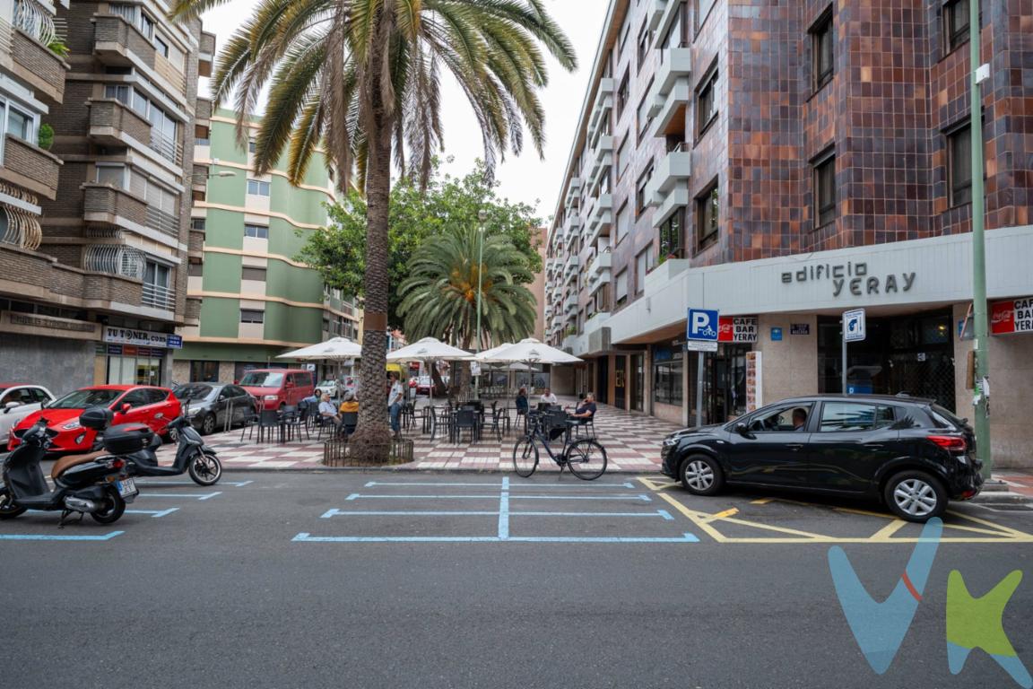 Este piso, ubicado en la calle Obispo Rabadán , es muy céntrico y luminoso, situado en la cuarta planta del edificio . Se encuentra a escasos metros de la Plaza del Obelisco y cerca de varios institutos, la Universidad Politécnica, el Gobierno de Canarias y una zona de cafeterías. Además, está rodeado de áreas ajardinadas, proporcionando un ambiente agradable y conveniente para vivir. Esta preciosa estancia de casi 180 metros cuadrados construidos consta de un amplio salón-comedor con balcones luminosos y vistas a la avenida de Tomás Morales. Dispone de cinco estancias y tres baños completos, además de un pequeño balcón interior que da a un patio. Este piso, situado en una planta única por nivel, tiene una parte que da al exterior y los dormitorios orientados hacia un patio interior, proporcionando un ambiente tranquilo y bien iluminado. La ubicación es excepcional, a pocos metros de la Plaza de la Feria, la Fuente Luminosa y la zona comercial de Triana, lo que garantiza fácil acceso a servicios y entretenimiento. Mobiliario no incluido en la venta. Los gastos de impuestos, registro, notaría y cualquier otro derivados de la venta no están incluidos en el precio PVP. 