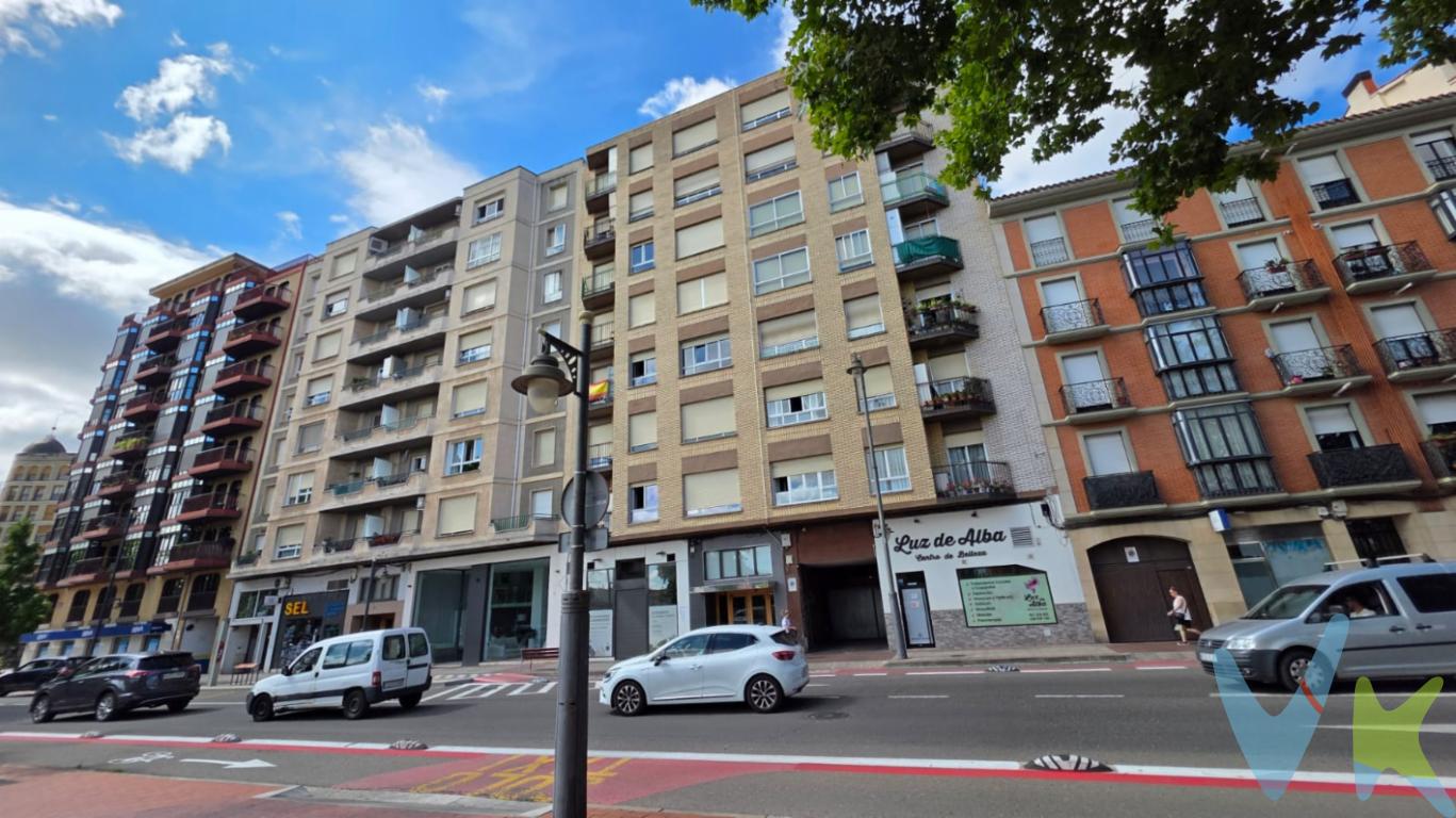 Vivienda interior orientación sur en buena altura y con ascensor de tres dormitorios y baño con ventana. Ventanas de hierro, instalación eléctrica sin renovar, cocina montada, despensa y termo eléctrico para el agua caliente. La calefacción es central con contador individual. Caldera comunitaria. Portal renovado y piso con certificado energético y cédula de habitabilidad.
