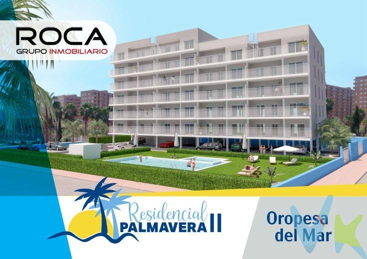 PRÓXIMA CONSTRUCCIÓN "PALMAVERA II",  A TAN SÓLO 200 METROS DE LA PLAYA. Residencial "Palmavera II" se encuentra dentro de una de las mejores zonas de Oropesa del Mar, Playa de la Concha, dotada con todos los servicios. Cuando escuchamos Oropesa del Mar no podemos evitar imaginar un descanso reparador en sus playas de arena dorada por el sol y bañadas por el mar mediterráneo, la brisa y la tranquilidad de las vacaciones. "Oropesa la Vella" la llamaban en la antigüedad y por muchos motivos. La ciudad para desconectar, para disfrutar de la vida y encontrarnos con nosotros mismos mientras nos perdemos por ella, por sus calles, su gastronomía, su cultura y su gente. Un enclave donde viajar al pasado con su casco histórico y conjuntos arqueológicos, y donde conectar con la naturaleza desde sus acantilados hasta las vistas desde su sierra. Bucea en lo más profundo de sus costas, camina por sus senderos y vías verdes, y disfruta de experiencias increíbles atreviéndote a vivir aventuras en la montaña. ¿Te imaginas vivir frente al mar todos los días del año? En Palmavera II es posible. 38 viviendas únicas de 2 y 3 dormitorios, todas con 2 baños y con terraza desde 21 m2 hasta 157 m2. Incluye 1 plaza de aparcamiento. MEMORIA DE CALIDADES:. - CIMENTACIÓN Y ESTRUCTURA: cumplirán las condiciones funcionales y constructivas que exige la normativa vigente, será revisada por un organismo de control independiente, dimensionada y diseñada en hormigón armado. - PORTALES: aplacados con gres y solado de gres, que le confieren una resistencia idónea para el día a día. Iluminación led en rellanos, escaleras y zaguanes de uso común, para mejorar el ahorro energético. Paredes y falsos techos acabados con pintura plástica. - ASCENSORES: eléctricos con puertas automáticas, sin cuarto fe máquinas, sistema de parada de emergencia, sistema de comunicación bidireccional e indicador digital en cabina. - CARPINTERÍA EXTERIOR: aluminio lacado o PVC con rotura de puente térmico, con persianas enrollables en salones y dormitorios. El acristalamiento será doble vidrio con cámara de aire. - TABIQUERÍA Y AISLAMIENTO: la separación entre viviendas se resuelve mediante tabiquería seca de yeso laminado de 5 placas más doble estructura de acero galvanizado con doble aislamiento térmico, o bien tabiquería seca de escayola, cumpliendo la normativa actual. La tabiquería interior de las viviendas será mediante tabiquería seca de yeso laminado con aislamiento térmico y acústico, montada sobre una estructura de acero galvanizado, con placa resistente a la humedad en estancias húmedas, o bien mediante tabiquería seca de escayola. Lámina anti-impacto en todas las viviendas. - PAVIMENTOS: en viviendas, los suelos de salón, dormitorios y distribución,instala tarima laminada AC4 y rodapié a juego con la carpintería interior. Los baños, principal y secundario, y cinas independientes irán soladas con baldosa de gres. Las terrazas y tendederos se solarán con gres antideslizante especial para exteriores. - CARPINTERÍA INTERIOR: la de acceso a la vivienda será maciza, lisa o con fresados horizontales en color blanco, con cerradura con varios puntos de anclaje, mirilla, tirador al exterior y manivela al interior. Las puertas interiores serán blancas y lisas o con fresados horizontales, sistema block, con manivelas a juego con la de acceso. Los armarios serán modulares, con puertas abatibles o correderas en dormitorios y en vestíbulo de entrada, color blanco, revestidos interiormente con balda para maletero y barra para colgar en todos los dormitorios. - SANITARIOS Y GRIFERÍA: los baños principales o secundarios (según tipología) se entregan con lavabo e inodoro de porcelana vitrificada en color blanco y plato de ducha. Los baños principales o secundarios (según tipología) se entregan con lavabo e inodoro de porcelana vitrificada en color blanco y bañera de acero esmaltada en blanco. Todas las griferías son monomando y con acabado cromado. - CALEFACCIÓN, CLIMATIZACIÓN Y AGUA CALIENTE: instalación de agua caliente. Pre-instalación de climatización para frío y calor. LAs estancias tendrán los mecanismos suficientes para el cumplimiento del REBT (Reglamento electrónico de baja tensión), garantizando el uso adecuado de los sistemas instalados. Las terrazas dispondrán de corriente y punto de luz. Las viviendas dispondrán en todas las estancias, excepto baños y terrazas (según tipología), de tomas de televisión y teléfono, a parte de tomas vacías para su uso. Las viviendas cuentan con instalación de antena colectiva para recepción de canales terrestres. Viviendas dotadas con portero automático que comanda la puerta de acceso principal y la puerta del portal. - COCINA: está equipada con muebles altos y bajos, con armazón de los muebles en tablero melamínico. Encimeras con encastres para fregadero y placa de cocina. Equipamiento compuesto por campana extractora extraíble, placa de cocina y horno. Fregadero de acero inoxidable bajo encimera. - PINTURA: paredes pintadas con pintura plástica lisa en color blanco. PRECIOS:. 2 DORMITORIOS: desde 138.900.-€. 3 DORMITORIOS: desde 184.900.-€. ÁTICOS: desde 219.000.-€. El precio de venta NO INCLUYE Impuestos (I.V.A. o I.T.P), gastos de Notaría, gastos de Registro de la Propiedad, gastos de tramitación de Escrituras ni gastos de financiación (si se precisa). RESERVA YA TU VIVIENDA EN:. 964 31 20 64. 658 90 20 71. info@fincasmata.com